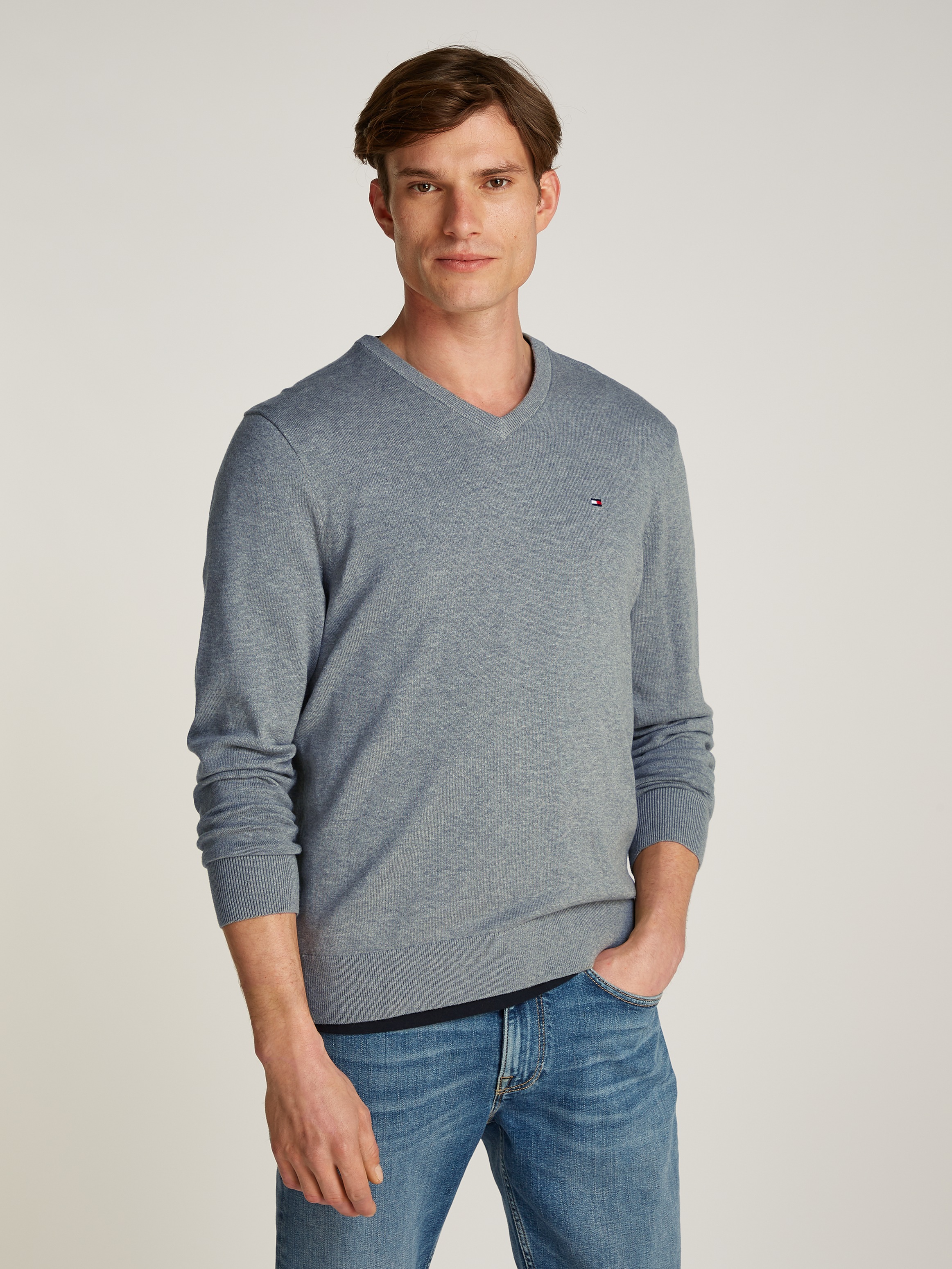 Tommy Hilfiger Strickpullover »ESSENTIAL COTTON V NECK mit V-Ausschnitt und Stickerei«, unifarben, casual, regular fit, Baumwolle, V-Ausschnitt