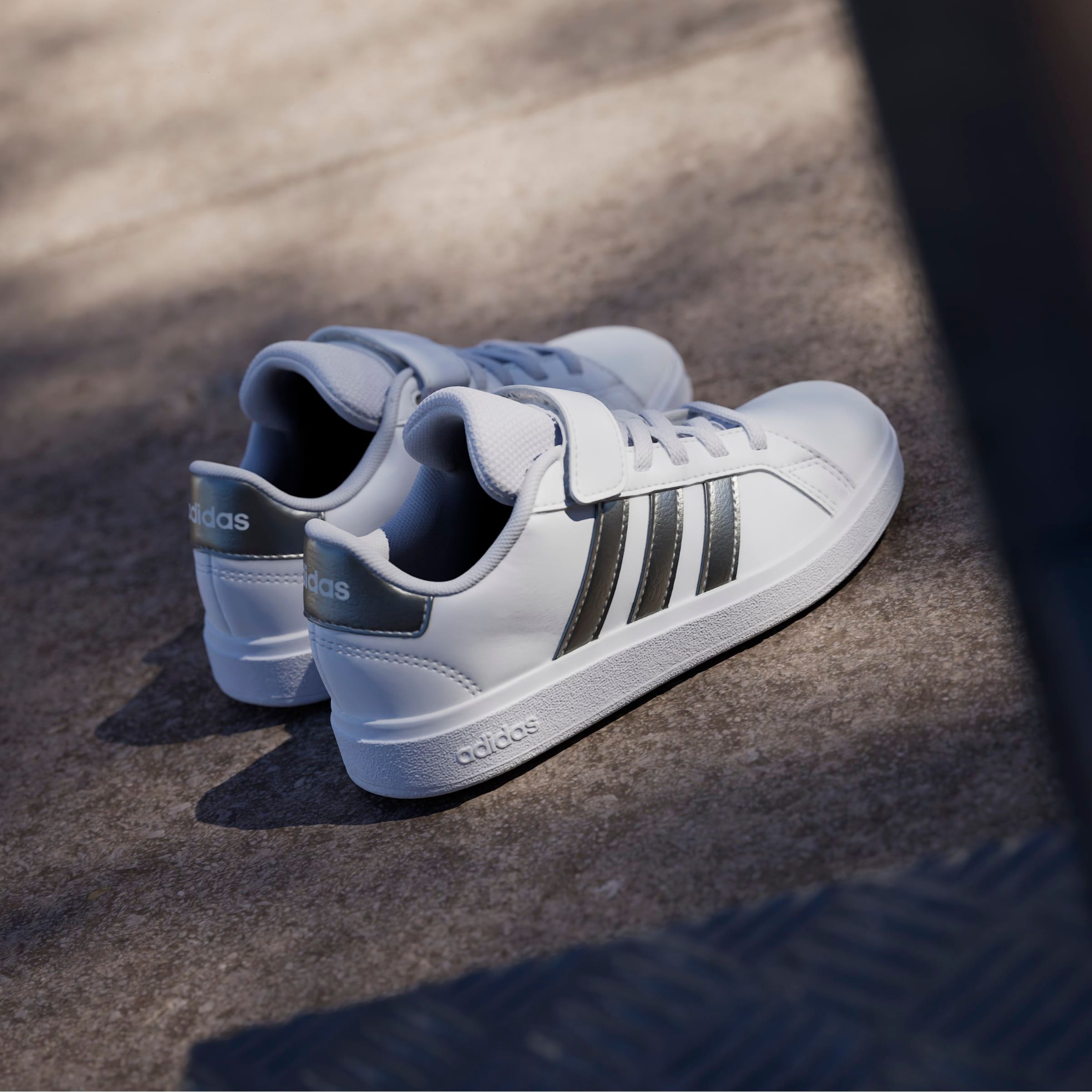 adidas Sportswear Sneaker »GRAND COURT 2.0 KIDS«, Design auf den Spuren des adidas Superstar