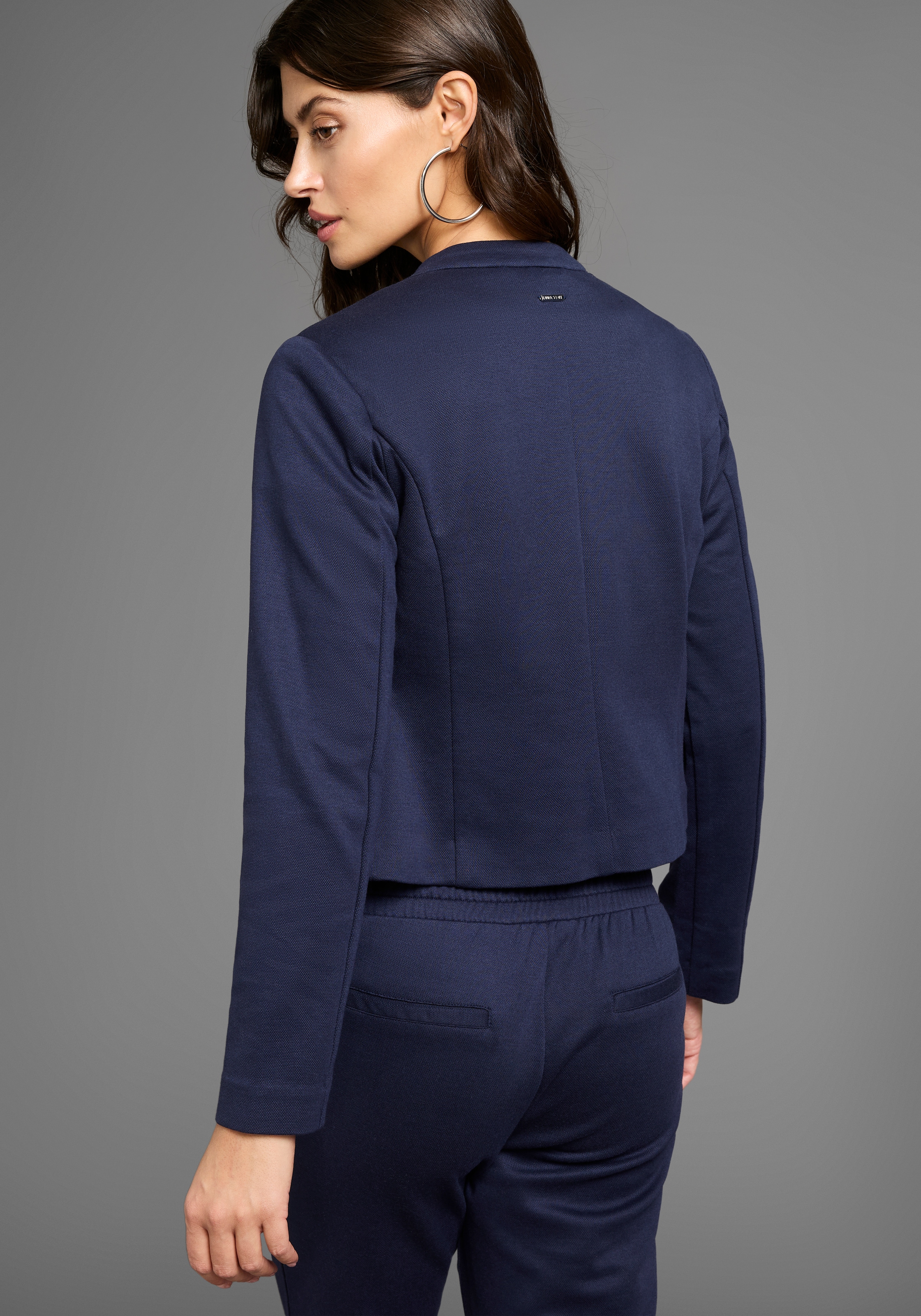 Laura Scott Kurzblazer, im sportiven Look