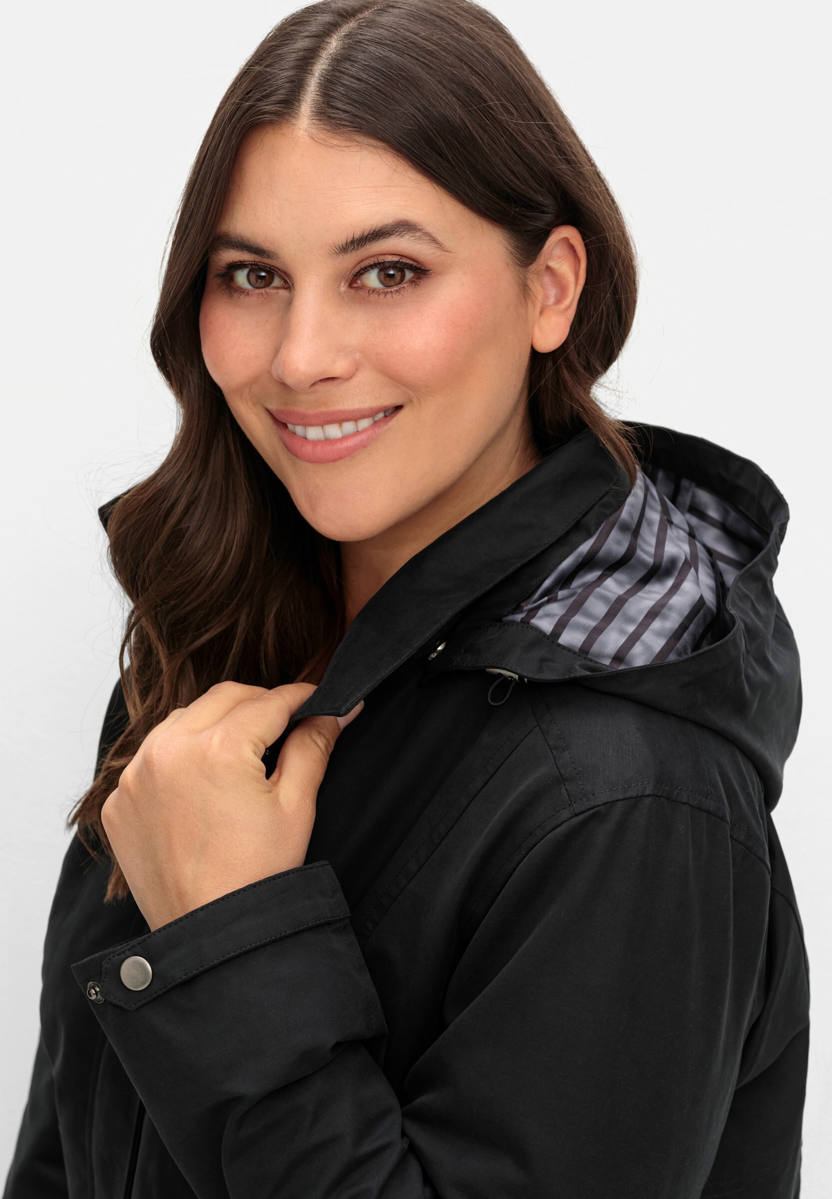 Sheego Parka »Outdoorjacke Parka in wasserabweisender Qualität« Abnehmbare Kapuze