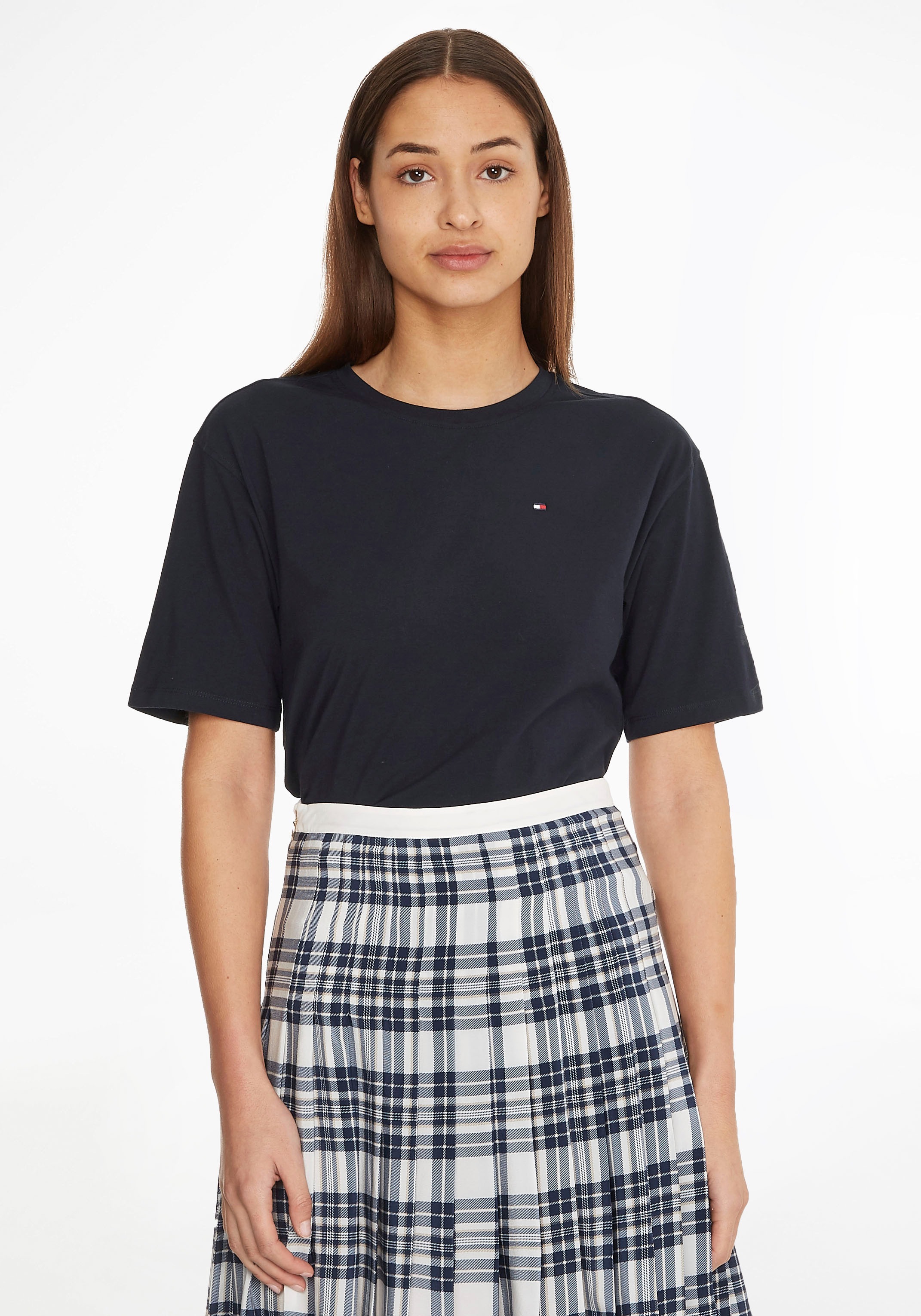 Tommy Hilfiger Rundhalsshirt »RELAXED C-NK TOP SS«, mit modischem Tommy Hilfiger Flag