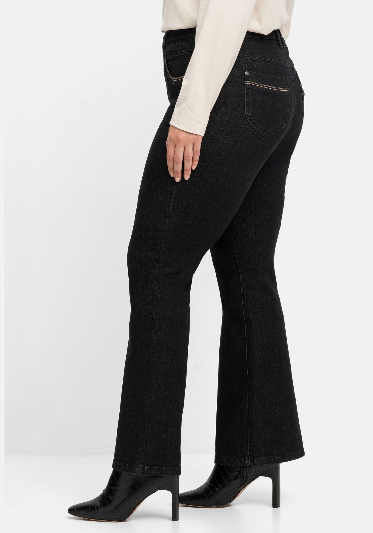 Sheego Bootcut-Jeans »Jeans mit Kontrast-Stickerei, extralang«