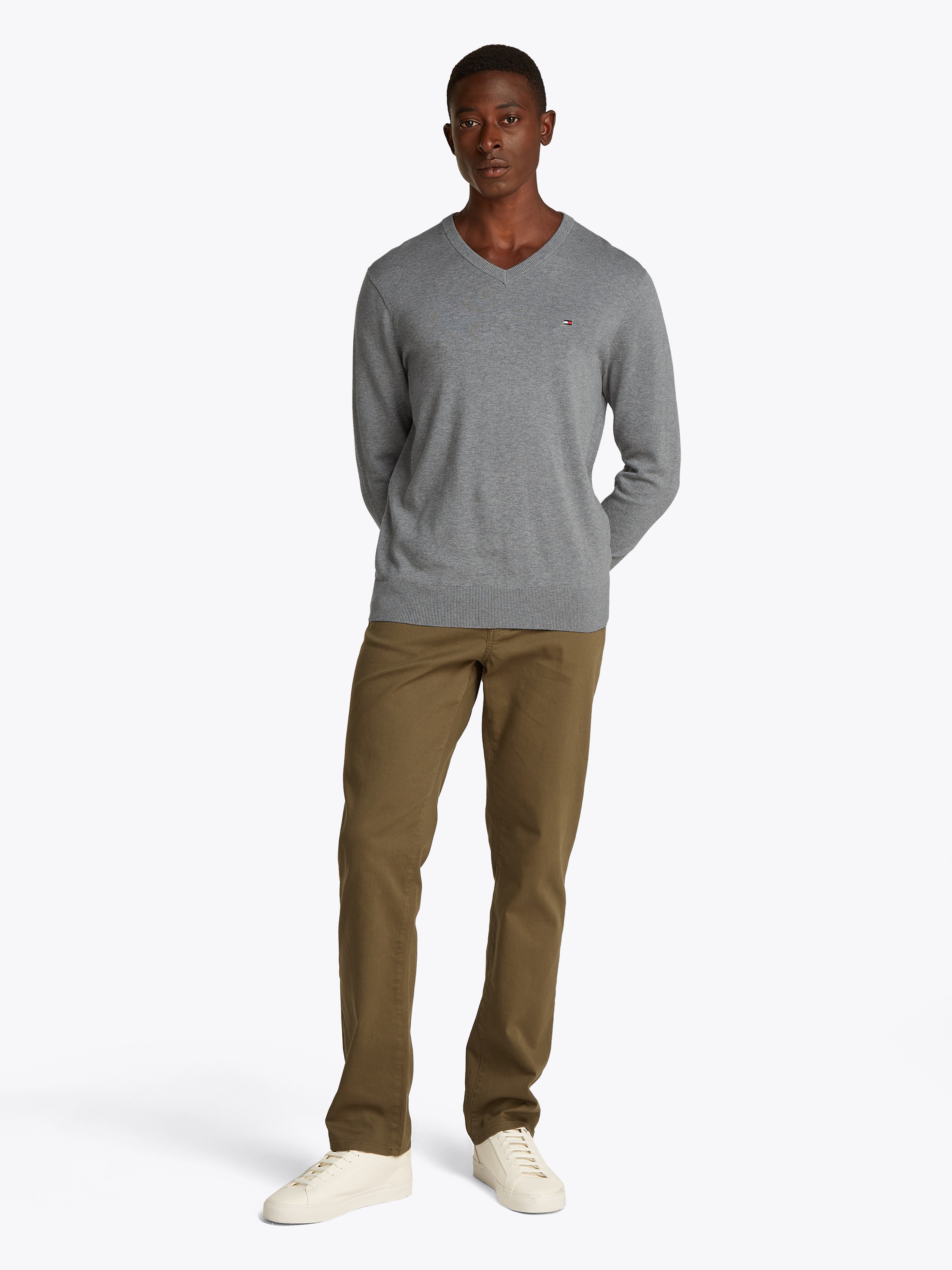 Tommy Hilfiger Strickpullover »ESSENTIAL COTTON V NECK mit V-Ausschnitt und Stickerei«, unifarben, casual, regular fit, Baumwolle, V-Ausschnitt