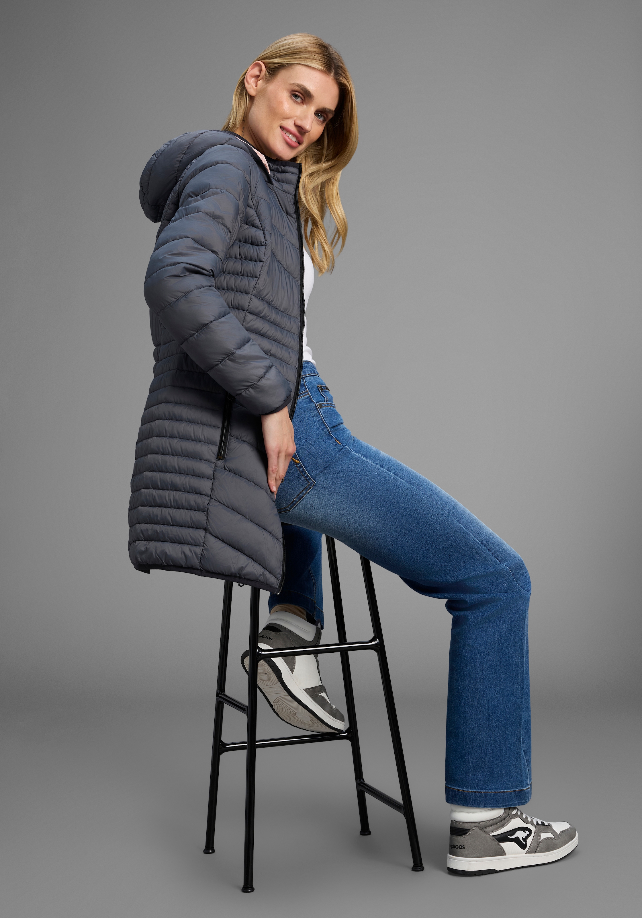 KangaROOS Steppjacke, mit Kapuze, für den Übergang, aus leichtem Webmaterial, figurbetonter Schnitt