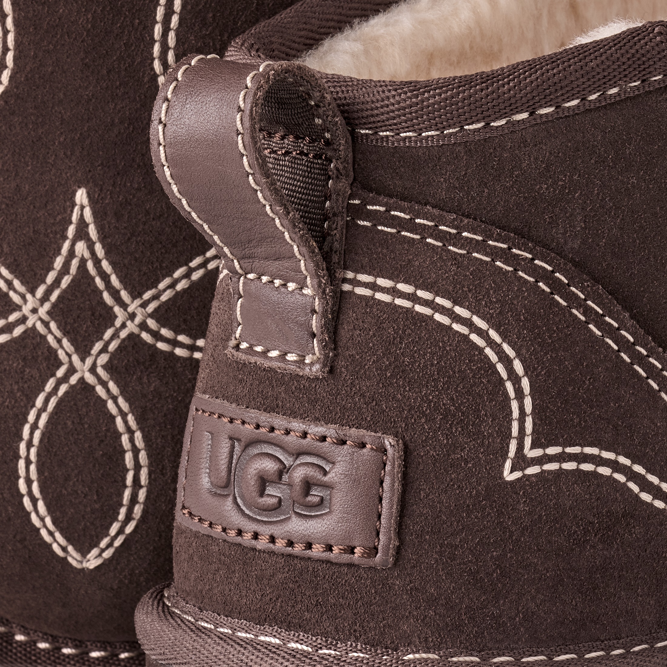 UGG Schlupfboots »UNISEX, M CLASSIC ULTRA MINI WESTERN«  Boots mit Logo-Aufnäher an der Ferse