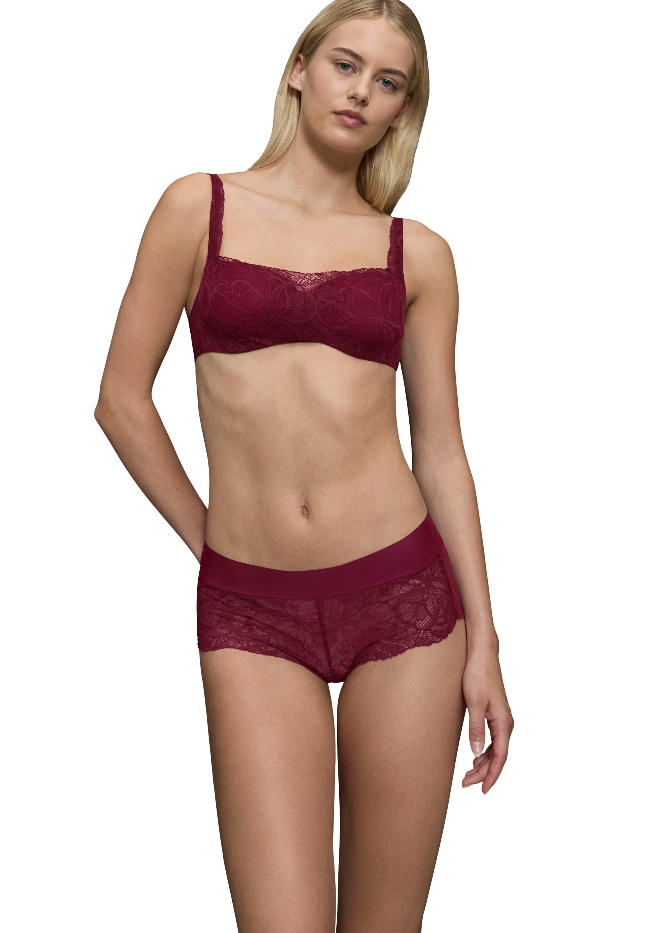 Triumph Panty »Body Make-Up Illusion Lace«, florale Stretch-Spitze, glatter Bund, Mikrofaser, nahtlos