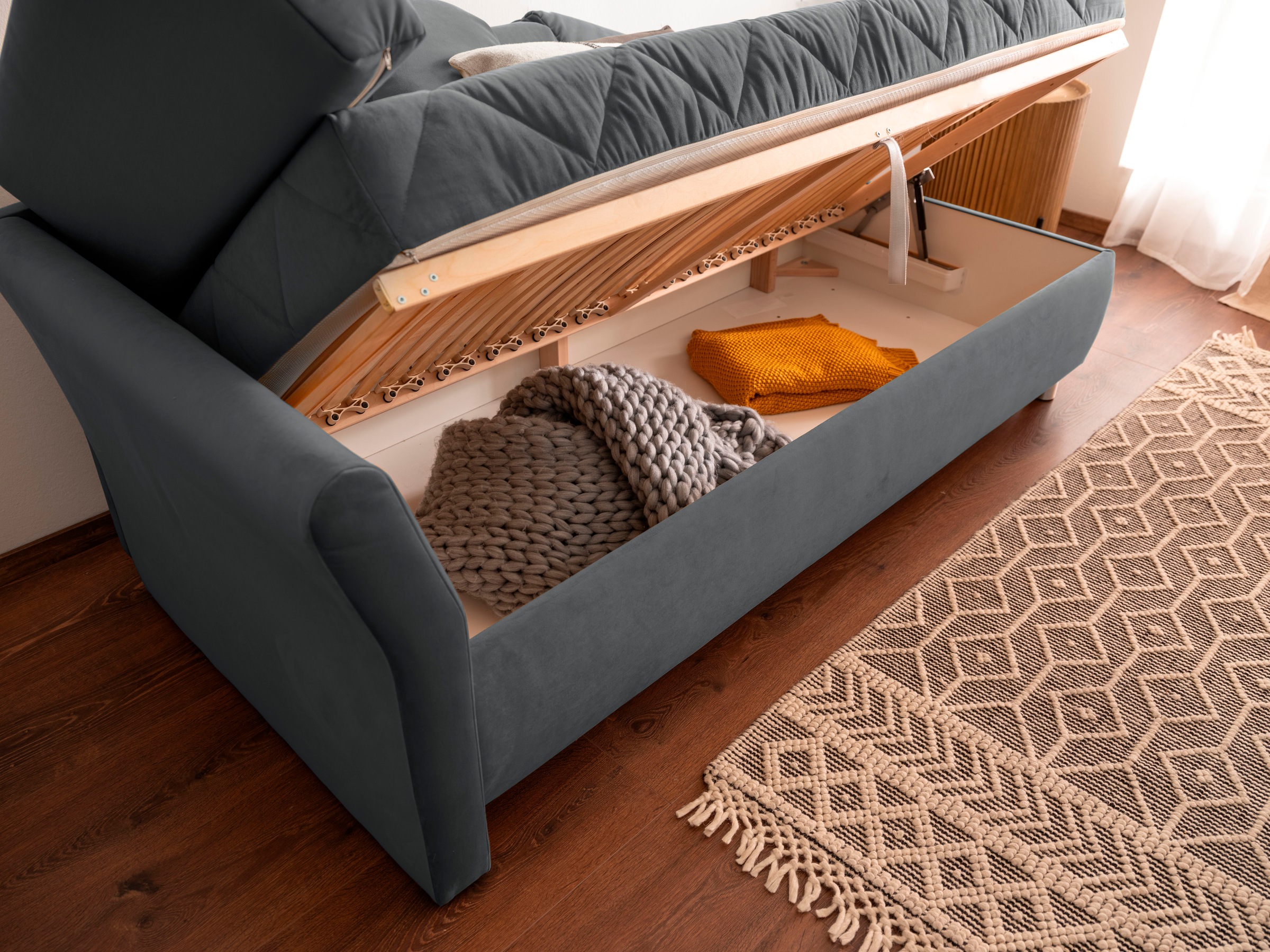 alina Schlafsofa »Lindsay«, Bettkasten, Zierkissen-Set aus: 2 Stk. 40x40cm, 1 Stk. 30x30cm