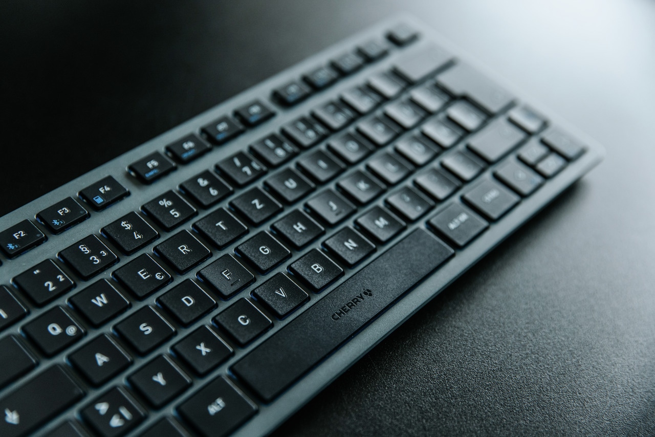Cherry Wireless-Tastatur »KW 7100 MINI BT«, Multipoint 3 BT, Inkl. Transporttasche