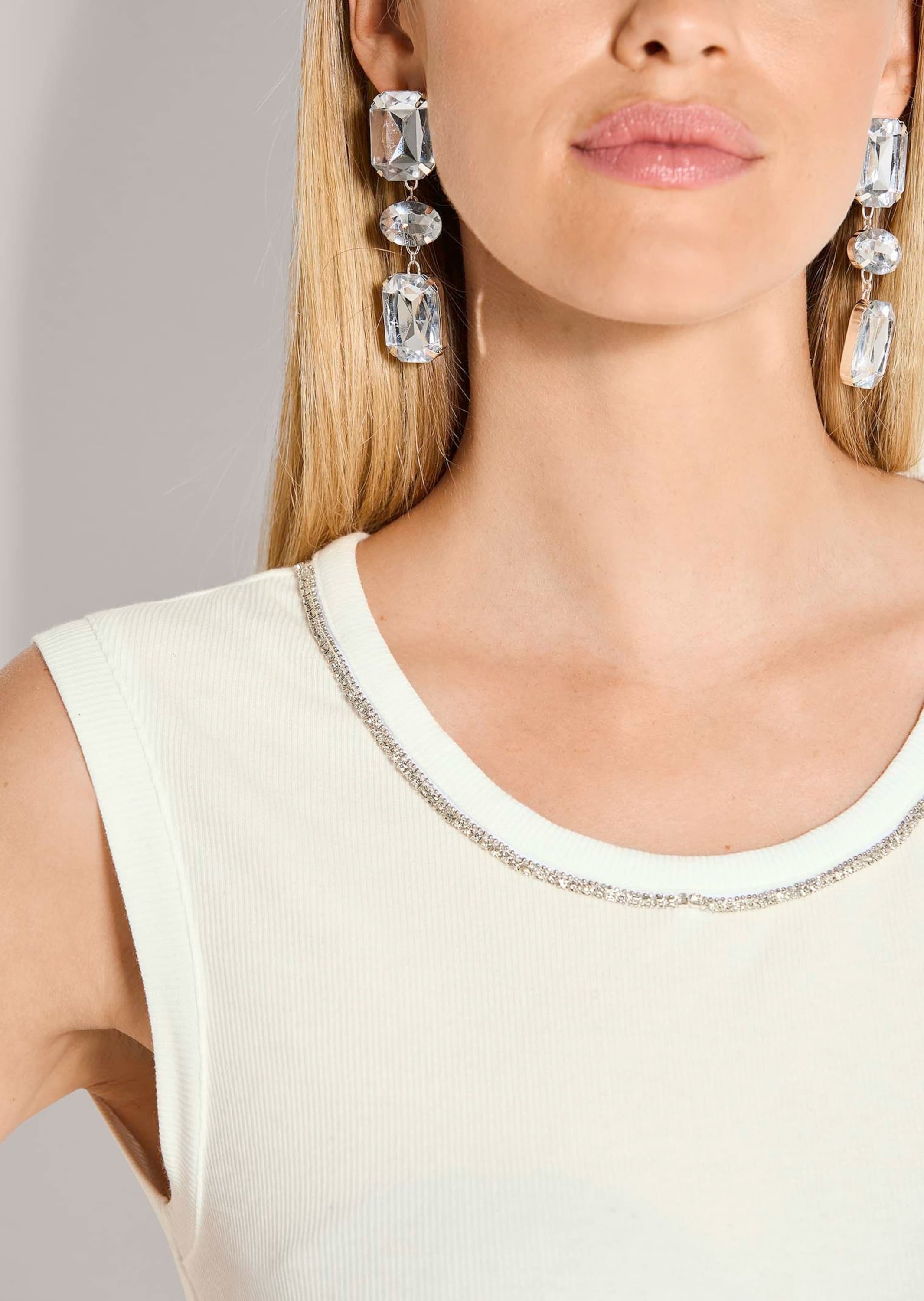 MADELEINE Kurzarmshirt »Top Elegantes Kurzarm Sommeroberteil mit Strass« Strassband