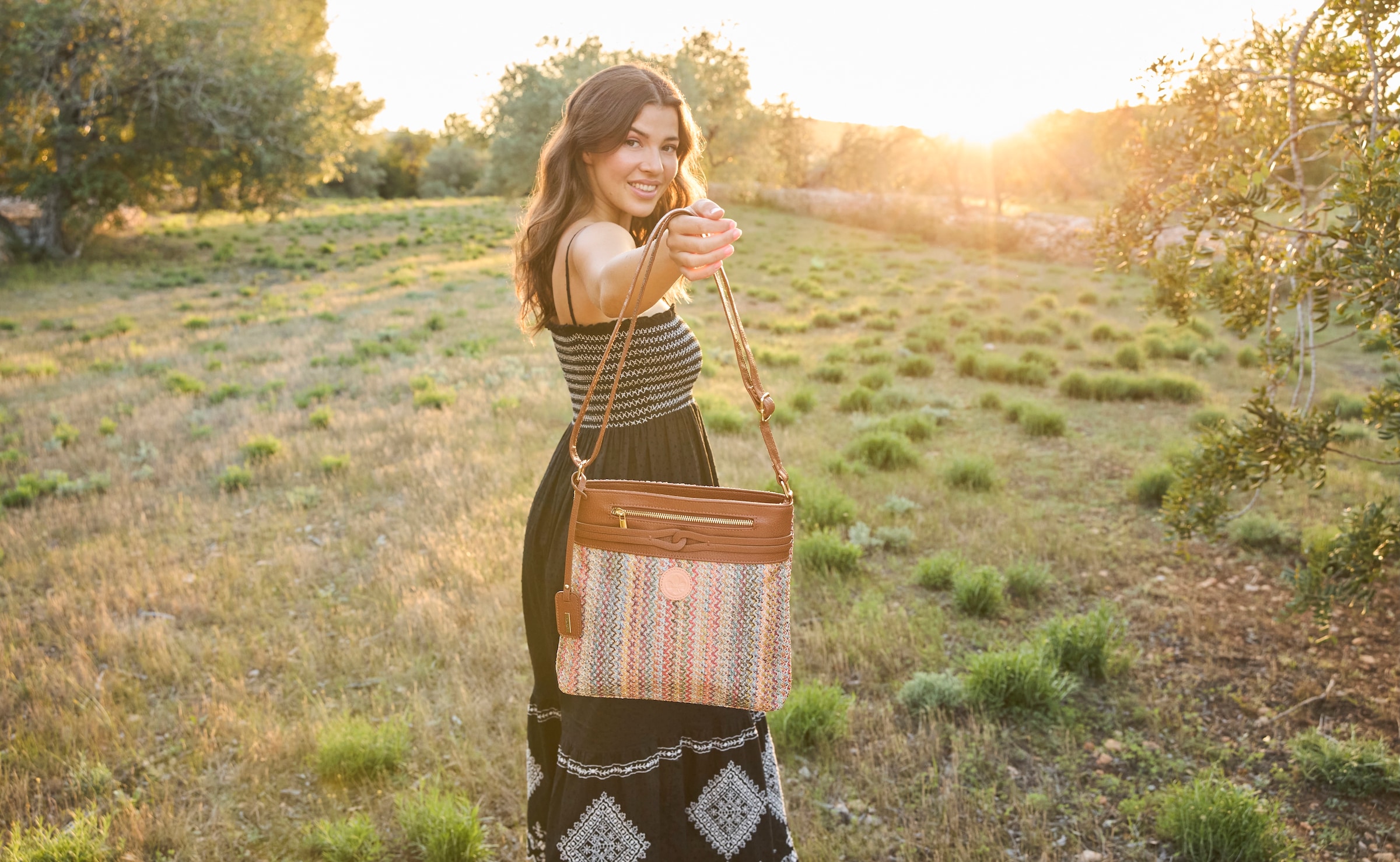 Rieker Umhängetasche , Schultertasche, Damen-Tasche mit abnehmbarem Logo-Anhänger