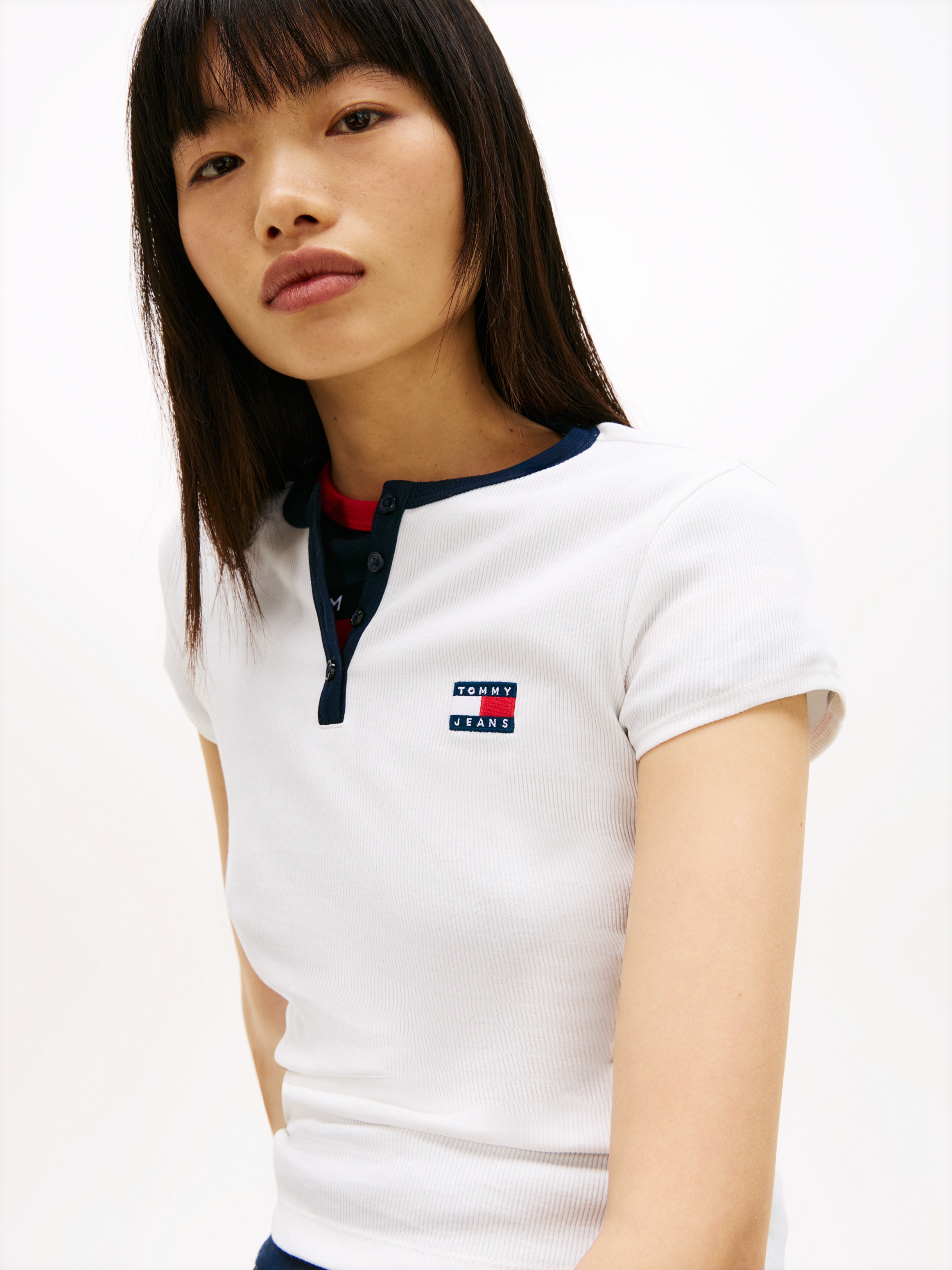 Tommy Jeans Henleyshirt »TJW SLIM HENLEY BADGE SS TEE« mit Kontrastdetail