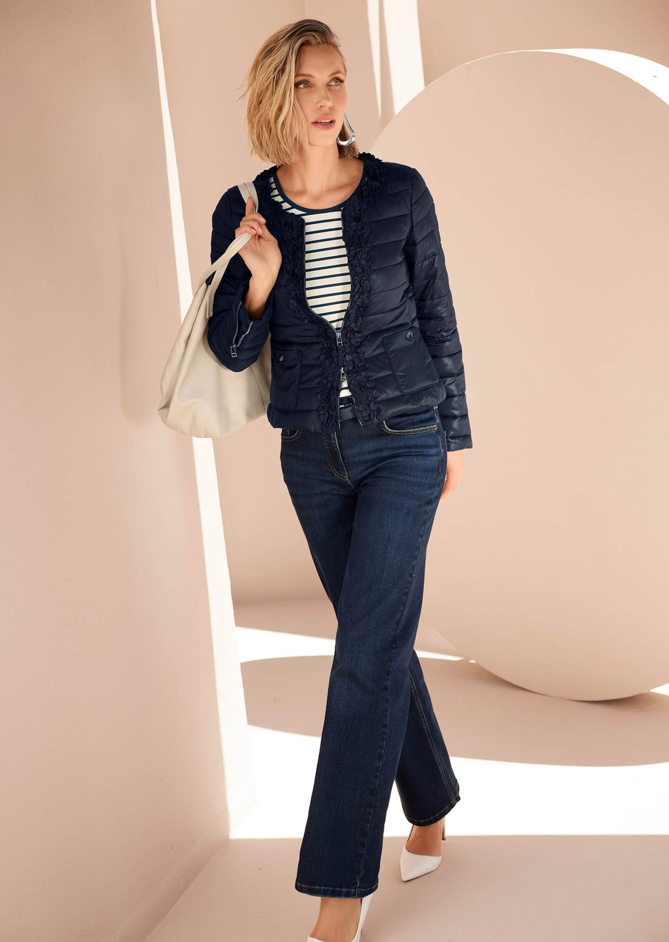 MADELEINE Kurzjacke »Jacke Wattierte Steppjacke mit Blüten-Dekoration«