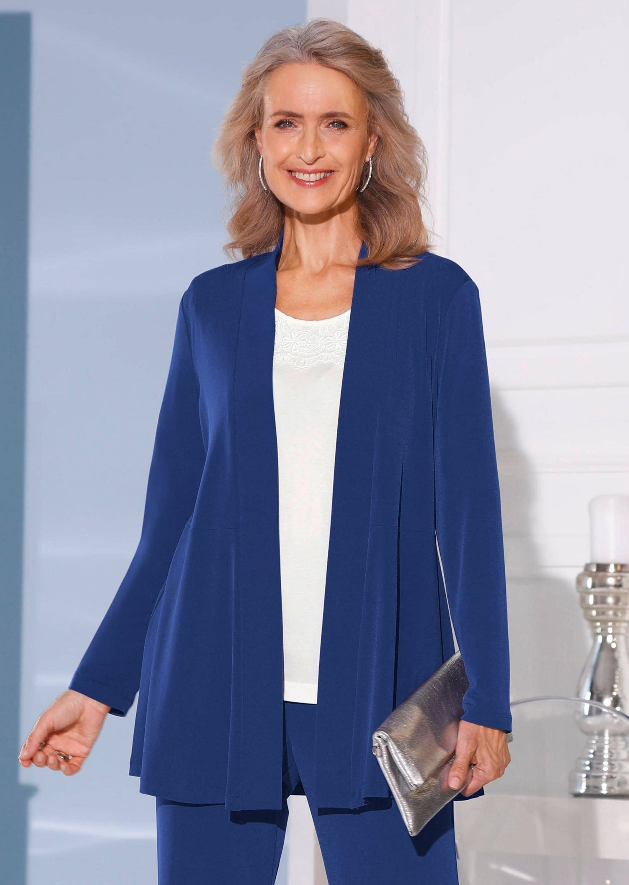 GOLDNER Sweatjacke »Kurzgröße Leichte Shirtjacke lila mit Stretch«
