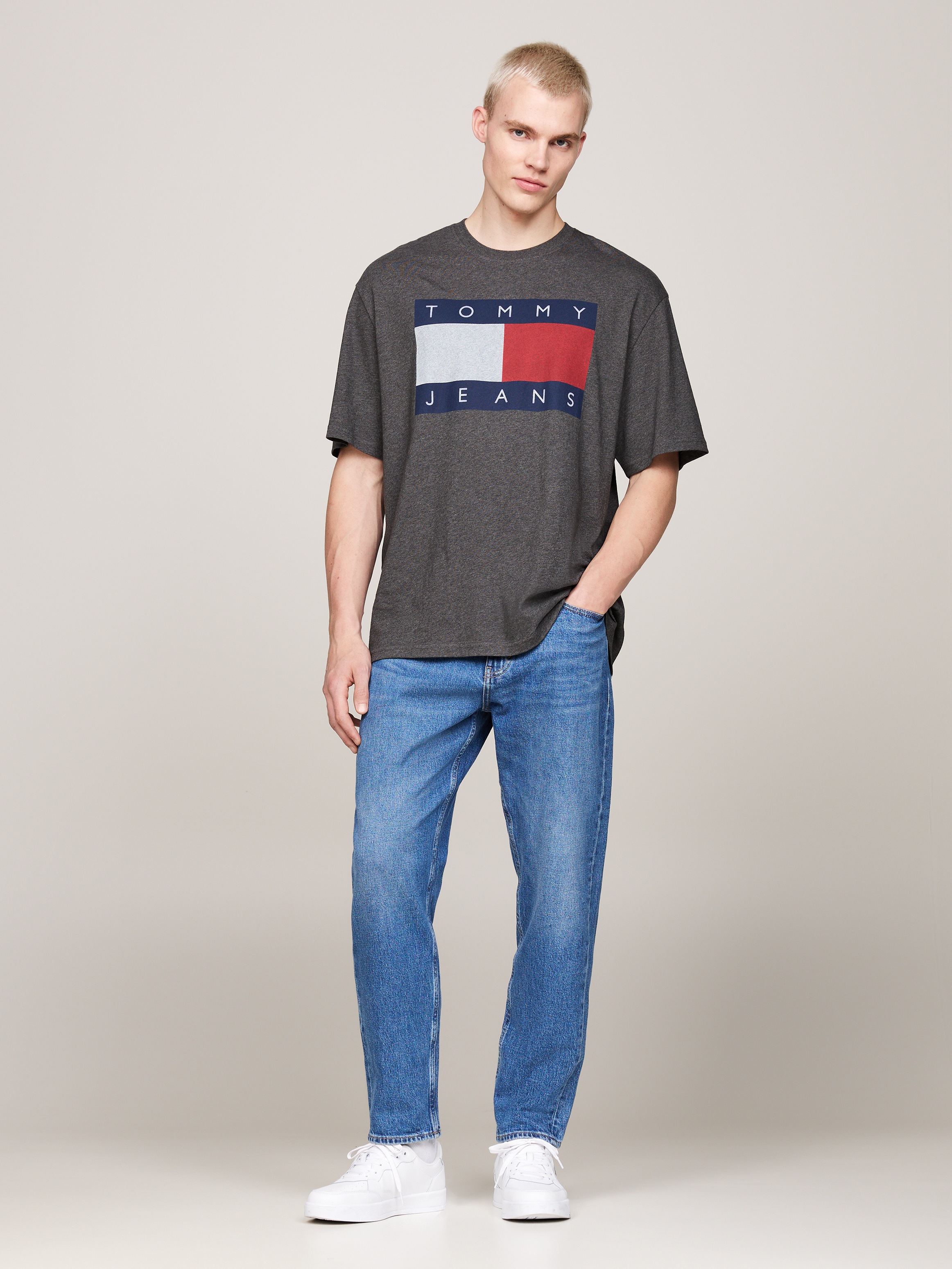 Tommy Jeans T-Shirt »TJM RLX MELANGE FLAG TEE«, mit grpßem Logo-Druck