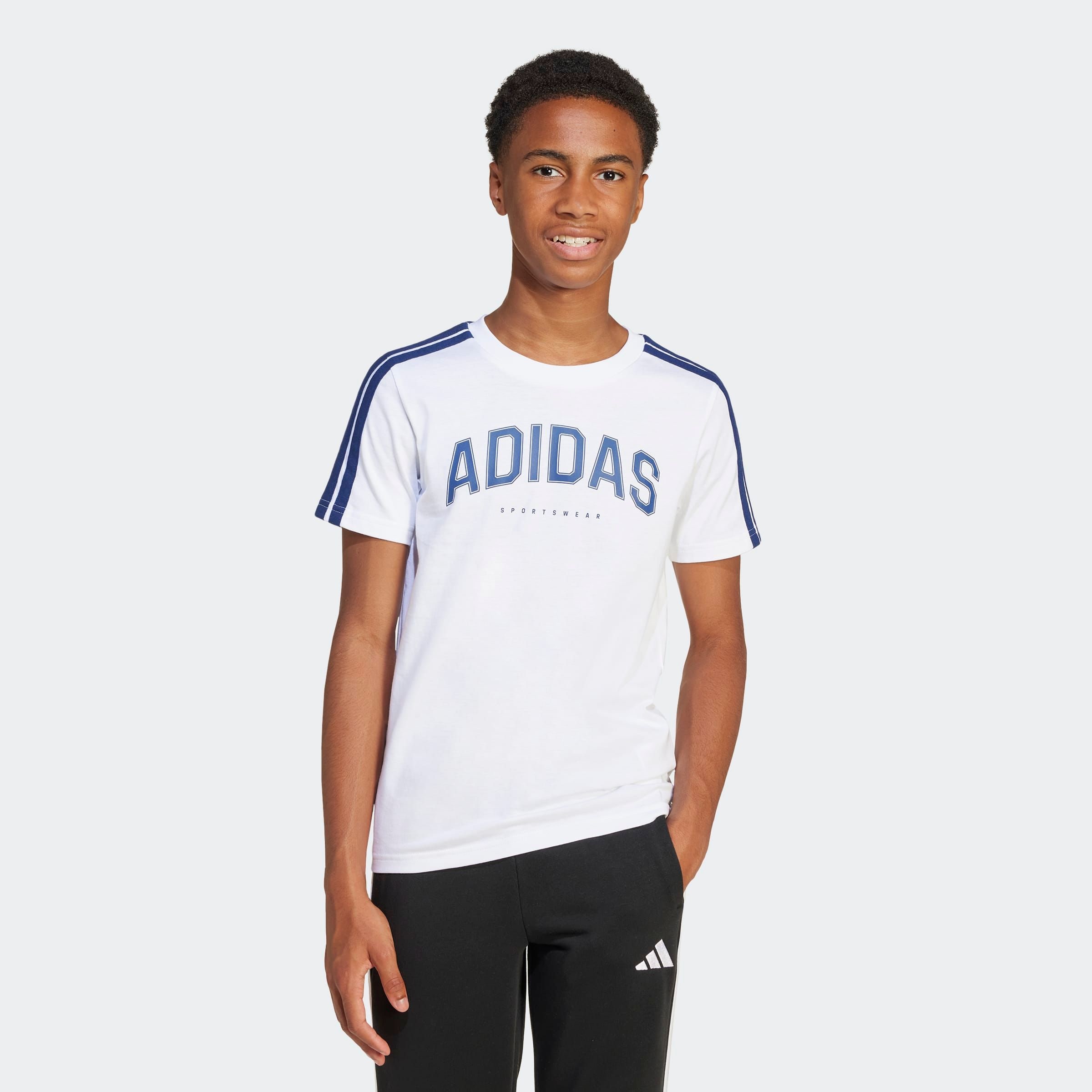 adidas Sportswear T-Shirt »J C COLLEG TEE« mit auffälliger Grafik, bequeme Passform, aus Baumwolle