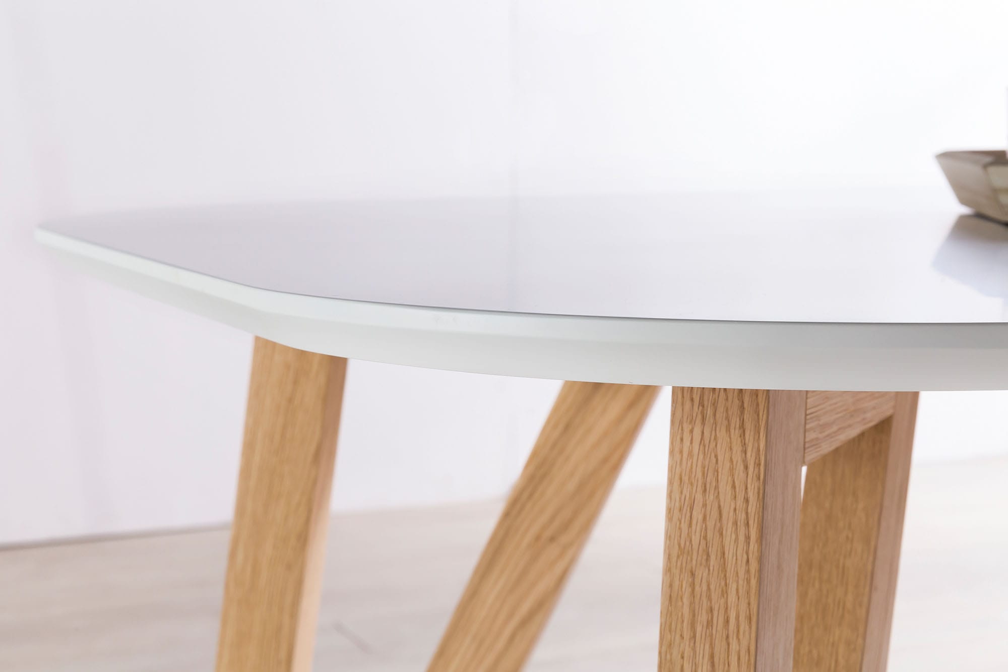 SalesFever Esstisch »Solna - Stilvoller Tisch für Ihr Zuhause« Massive Eichen-Haarnadelbeine: Natürliches Design-Statement