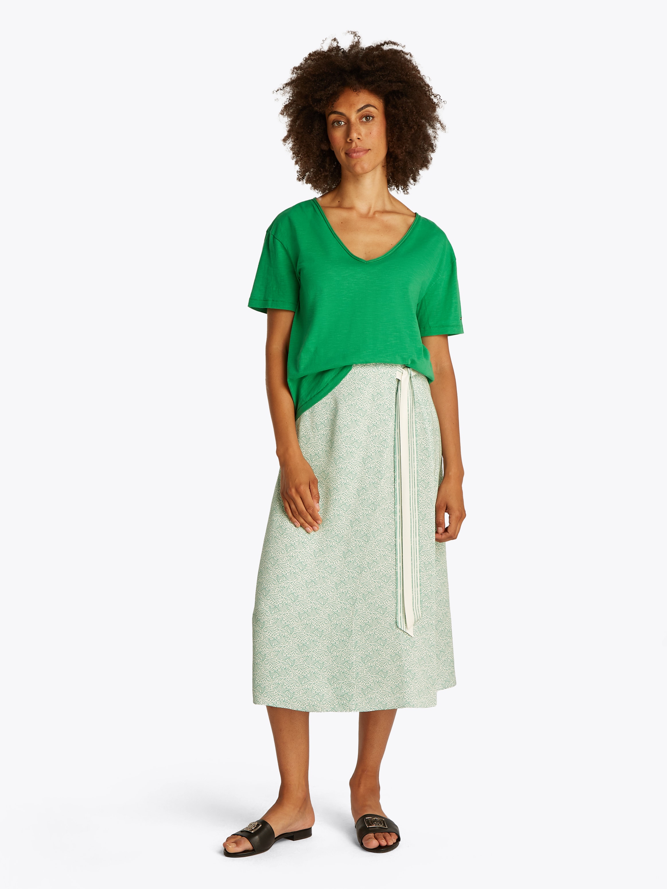Tommy Hilfiger T-Shirt »SLUB CROP V-NK SS«, mit offener Kante, mit Logostickerei