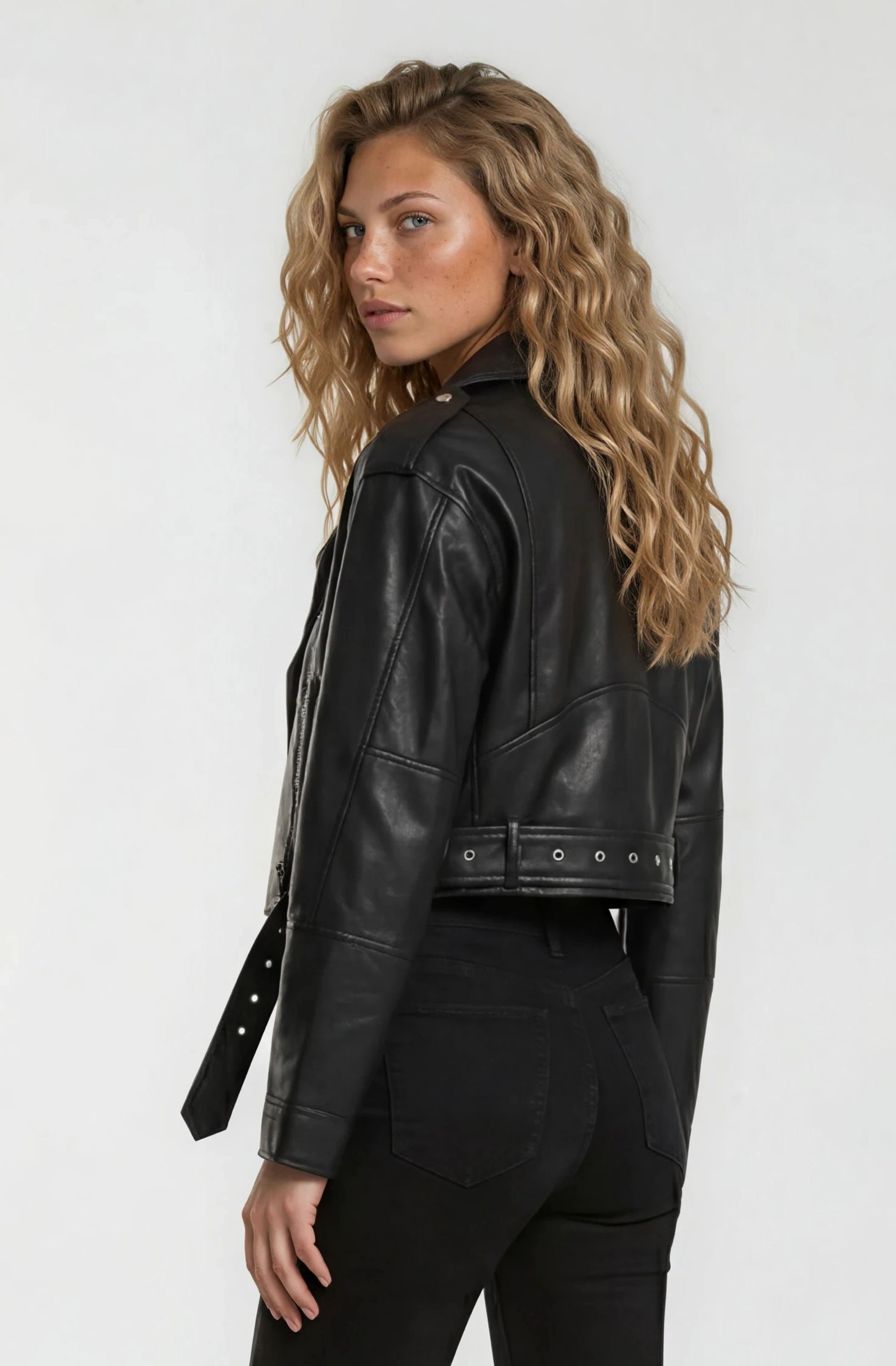 trueprodigy Lederjacke »Rosa mit Gürtel und Reißverschluss Details« ohne Kapuze