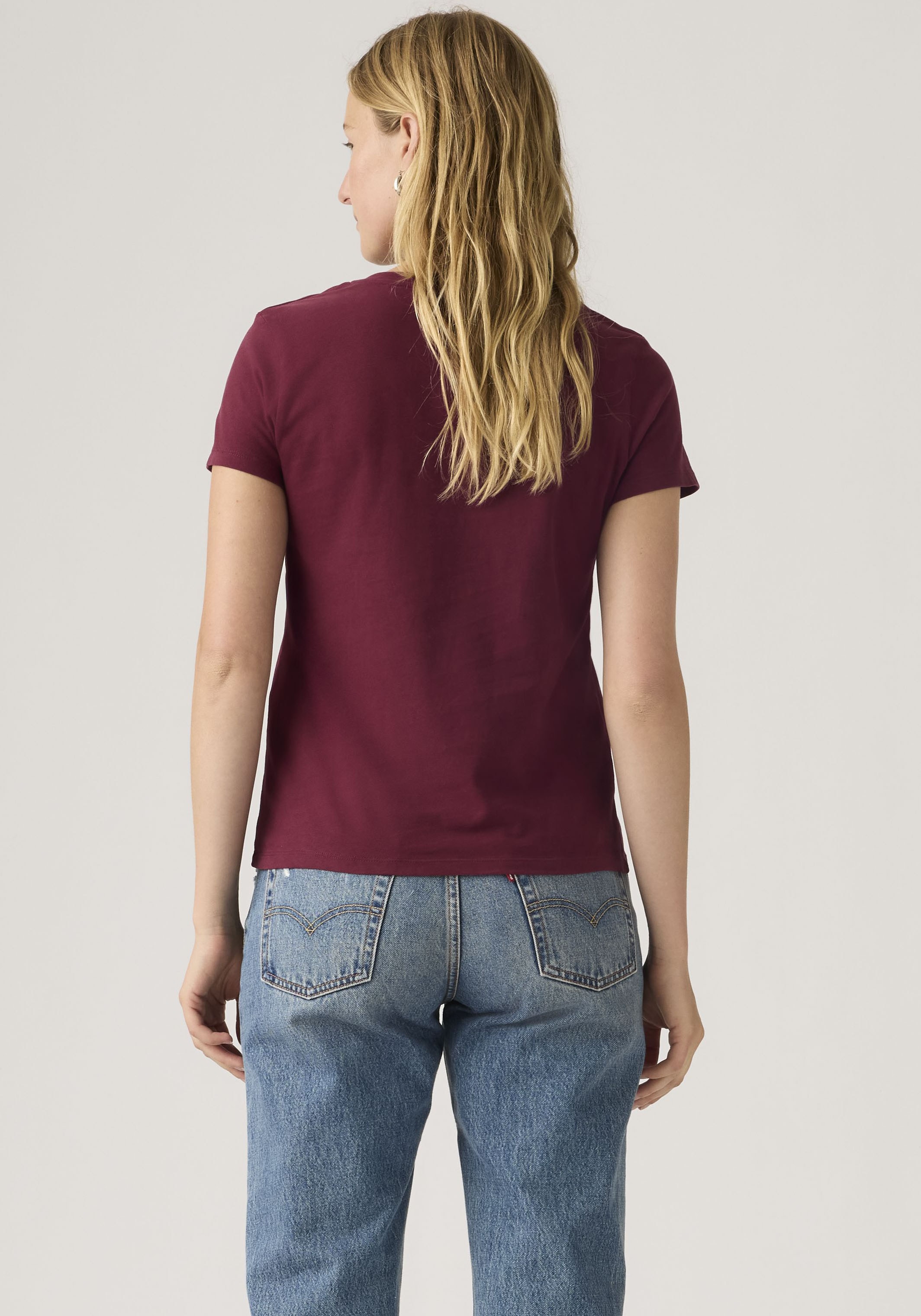 Levi's® V-Shirt »Perfect Tee« mit kleinem Batwing- Logo