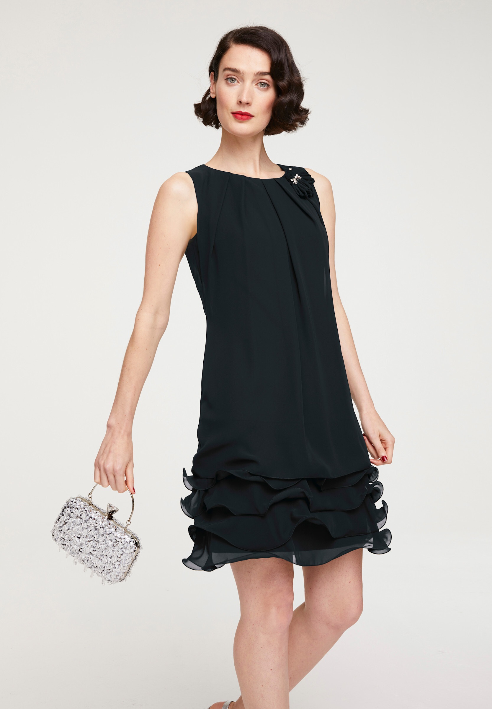 heine Latzkleid »Cocktailkleid Cocktailkleid mit Rüschen am Saum« Ohne Taschen