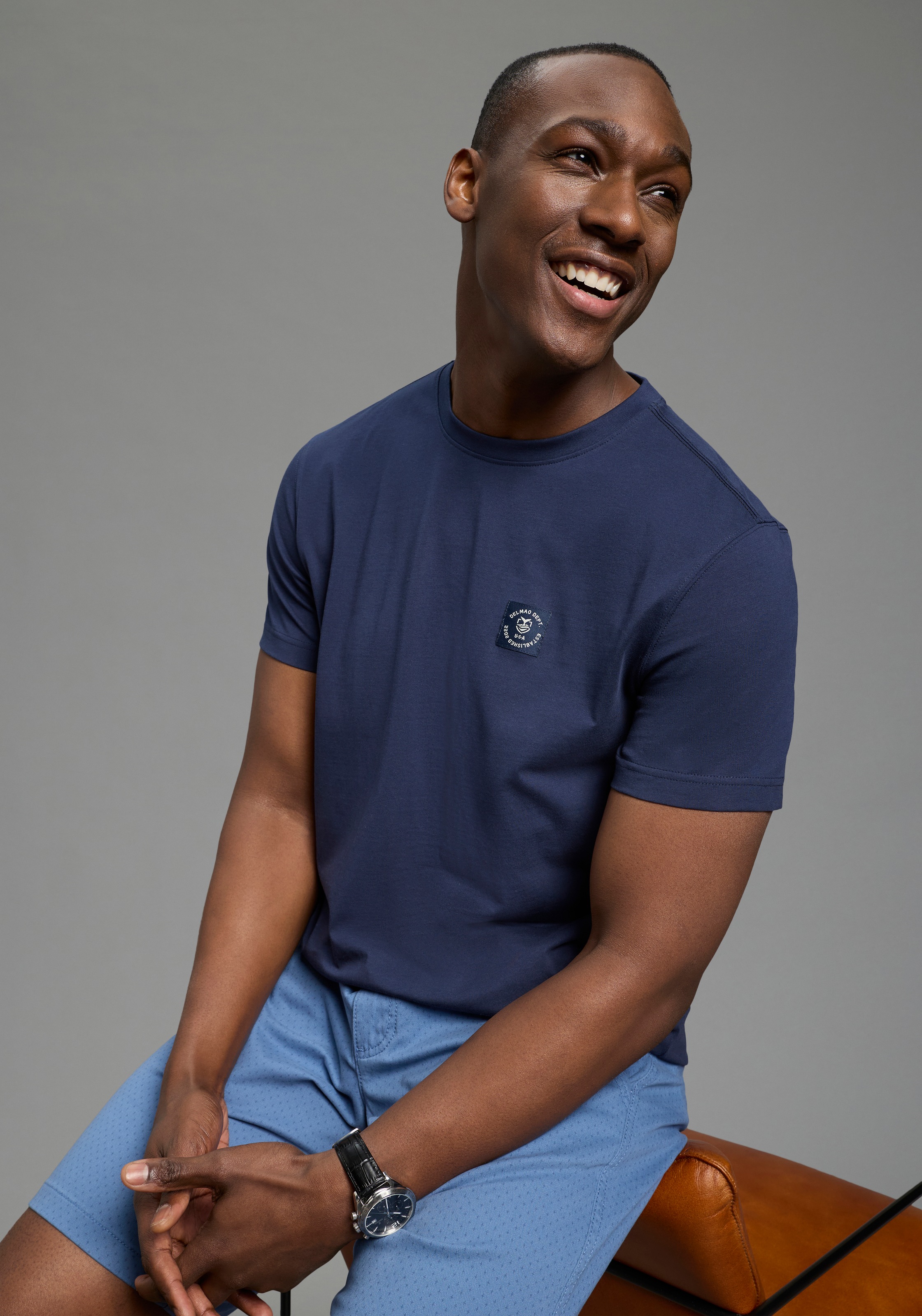 DELMAO Rundhalsshirt »Neue Kollektion!« casual Stil, Kurzarm, normale Passform, mit Print-Applikation