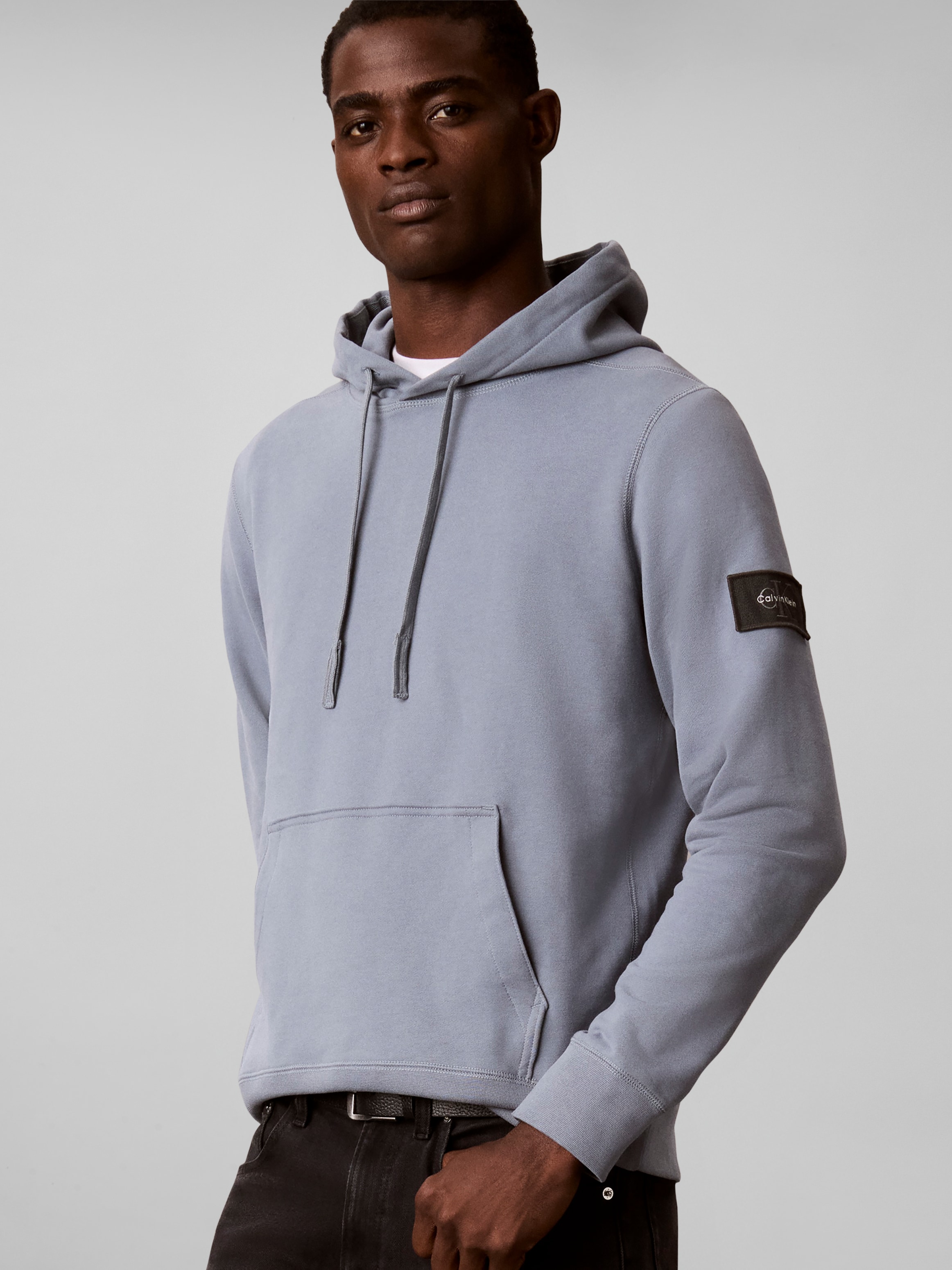Calvin Klein Jeans Kapuzensweatshirt »BADGE HOODIE«, Regular fit, Badge, Kängurutasche
