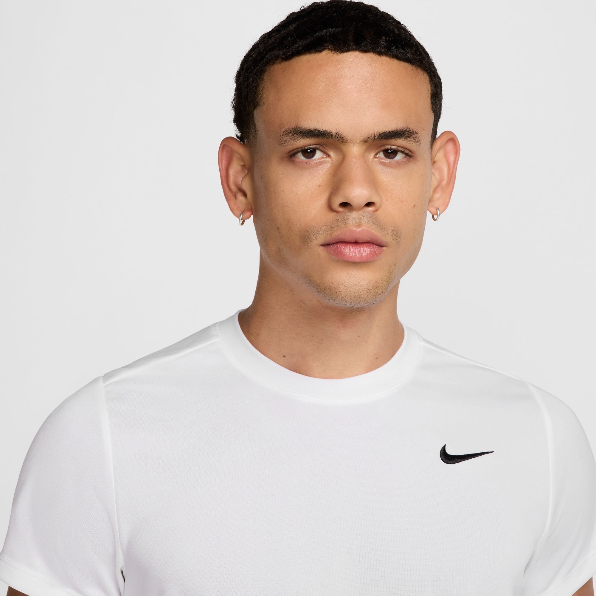 Nike T-Shirt »NikeCourt Victory Men's Dri-FIT Tennis Top« gerader Schnitt, hüftbedeckende Länge, Rundhalsausschnitt