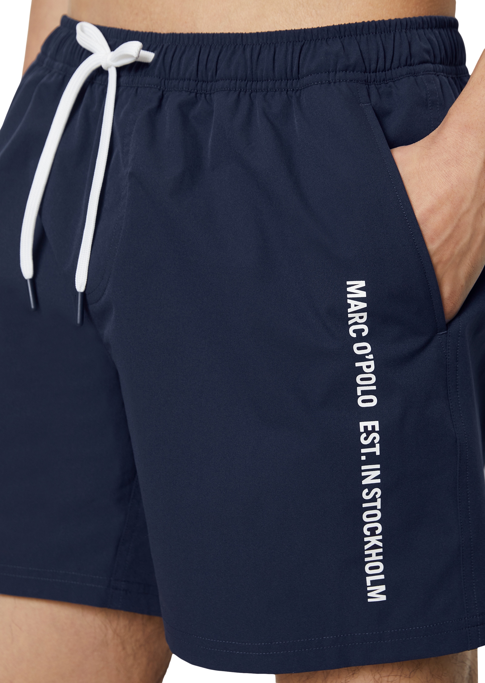 Marc O'Polo Badeshorts »Essentials«, mit seitlichen Taschen und Logoschriftzug