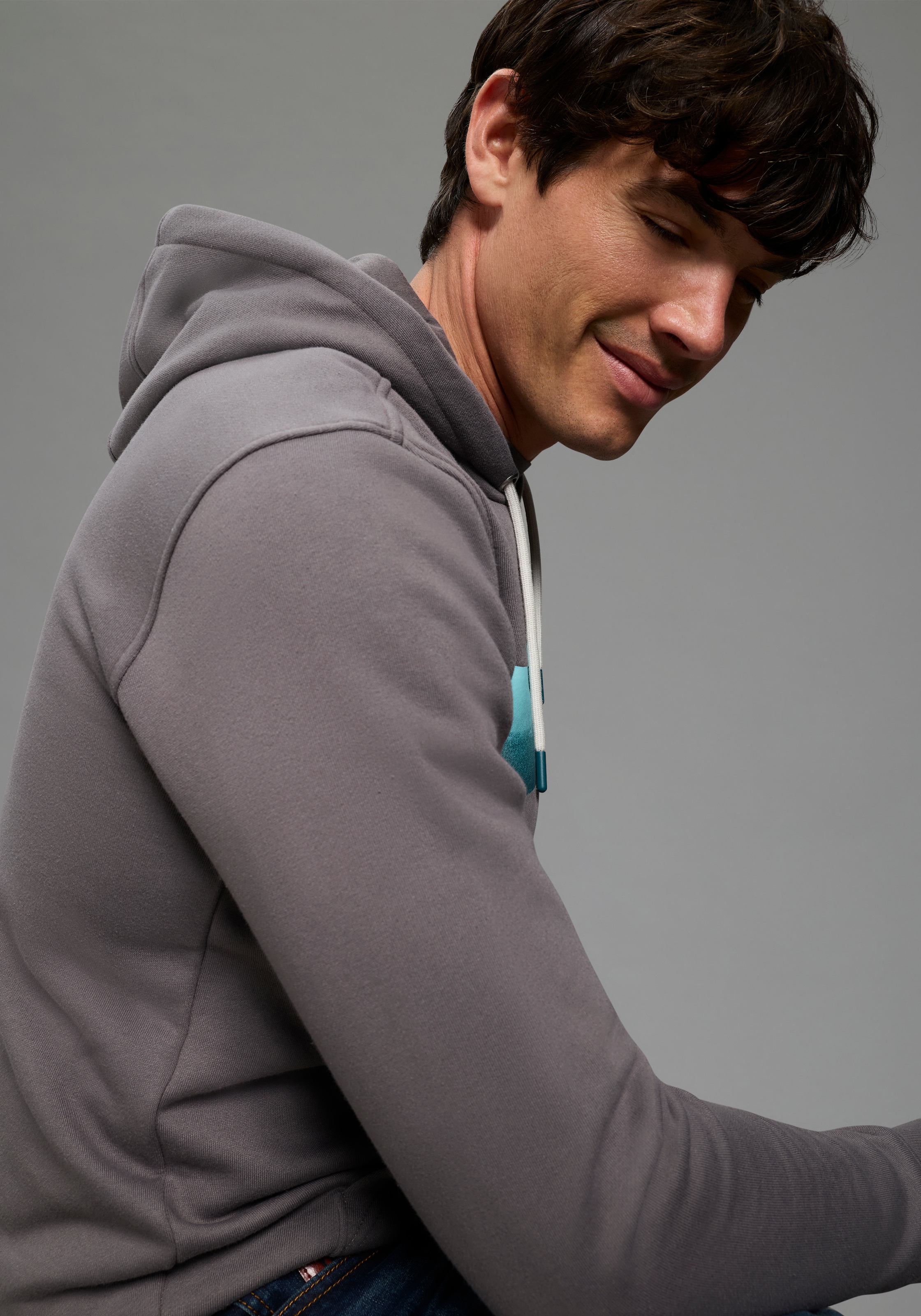 Bruno Banani Kapuzensweatshirt , mit Kapuze und Kordelzügen, mit Kängurutasche, schmale Passform
