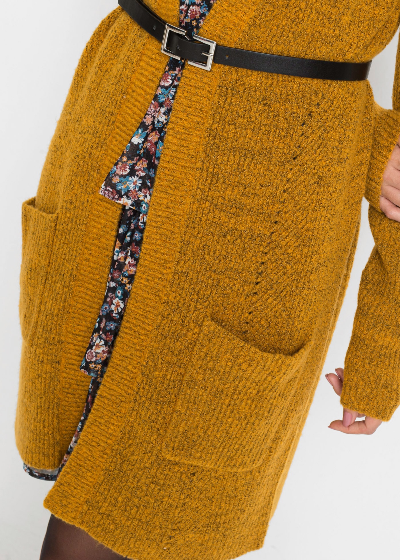 bonprix Longstrickjacke lockere Passform, mit aufgesetzten Taschen, femininer Stil