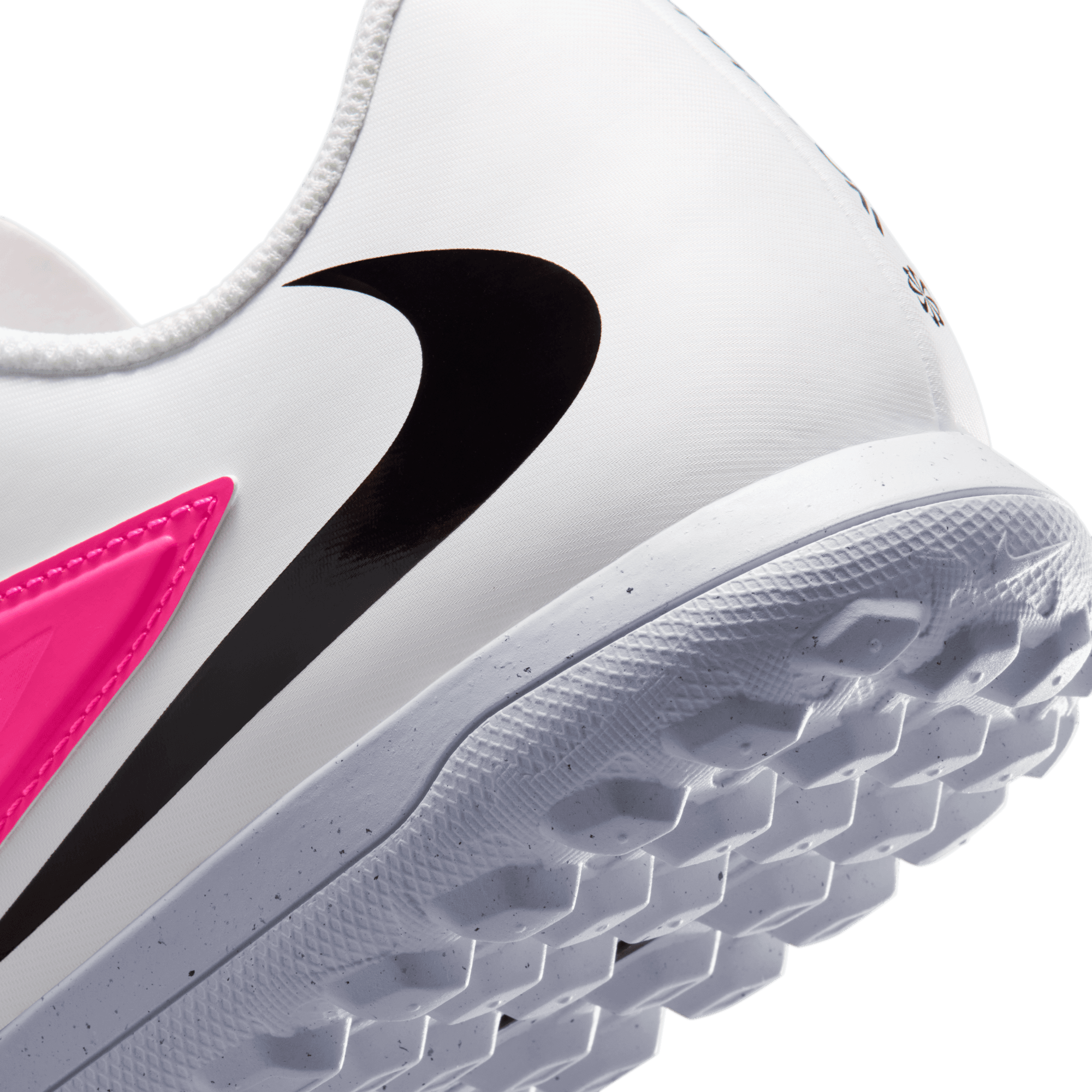 Nike Fußballschuh »PHANTOM 6 LOW CLUB TF T«  Ideal für den Einsatz auf kurzen Kunstrasenplätzen