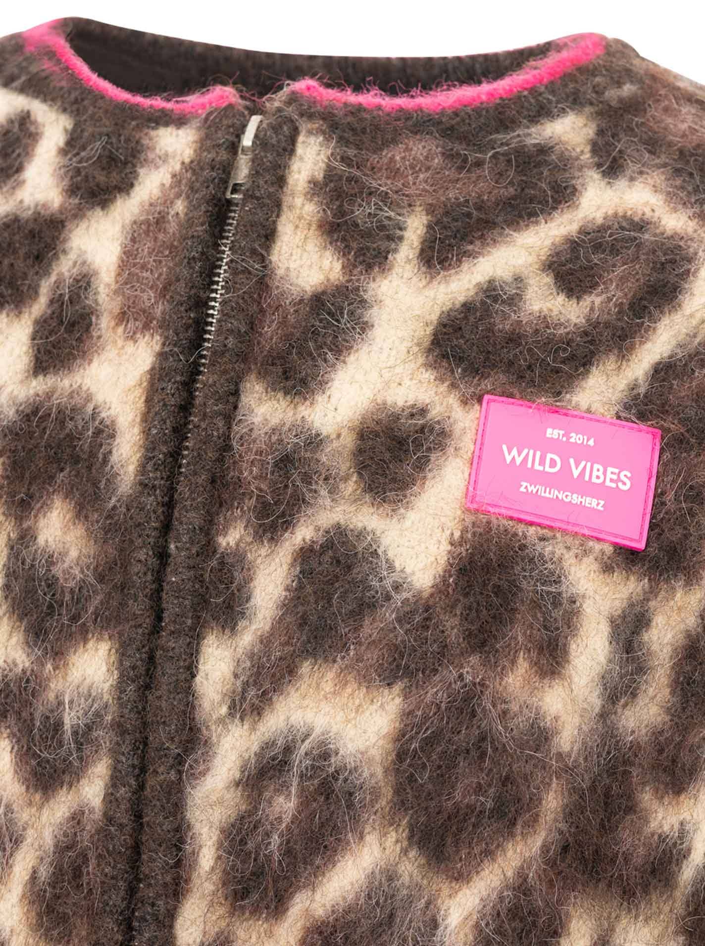 Zwillingsherz Strickjacke »"Fluffy Leo"« Reißverschluss, Eingriffstaschen, Logopatch, farbige Kanten