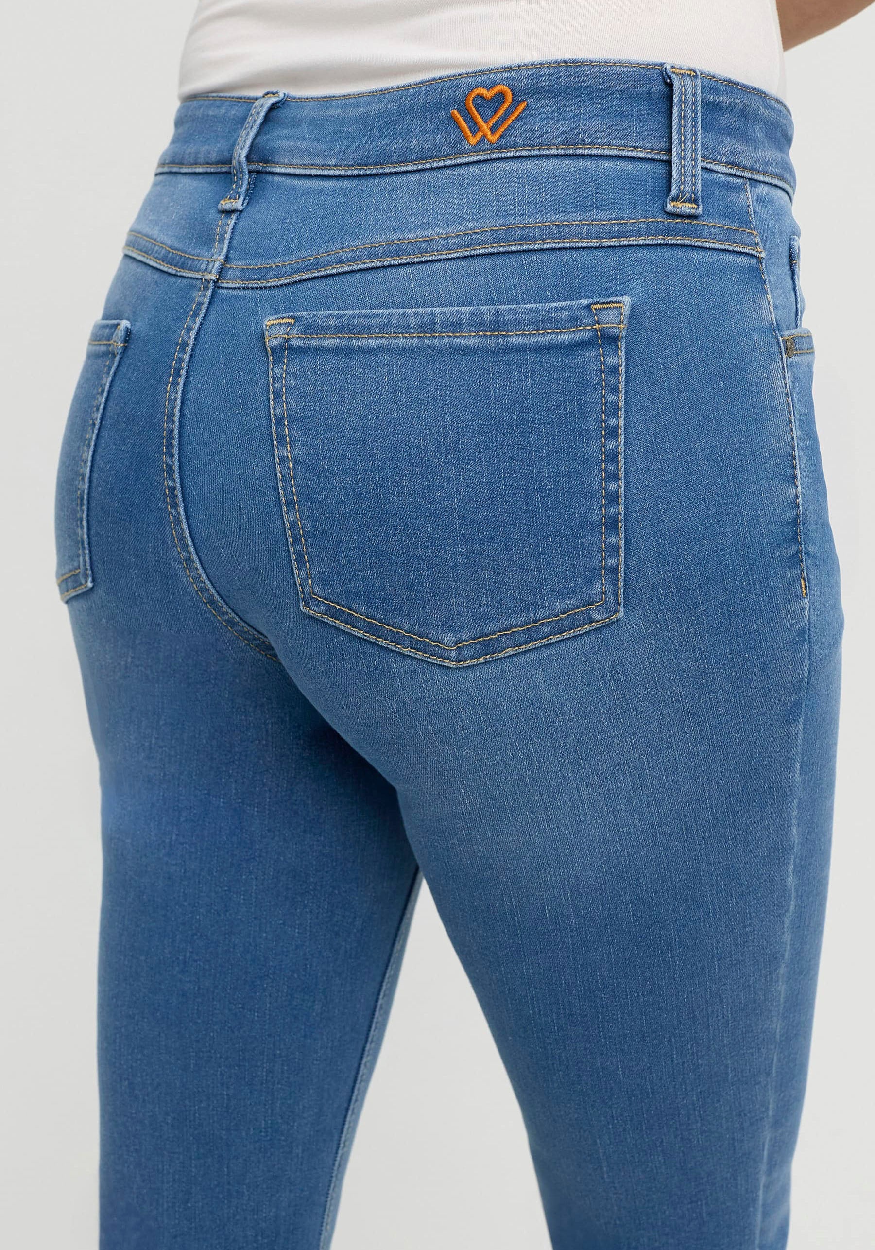 wonderjeans Bootcut-Jeans, Figurbetonte Form mit leicht ausgestelltem Bein
