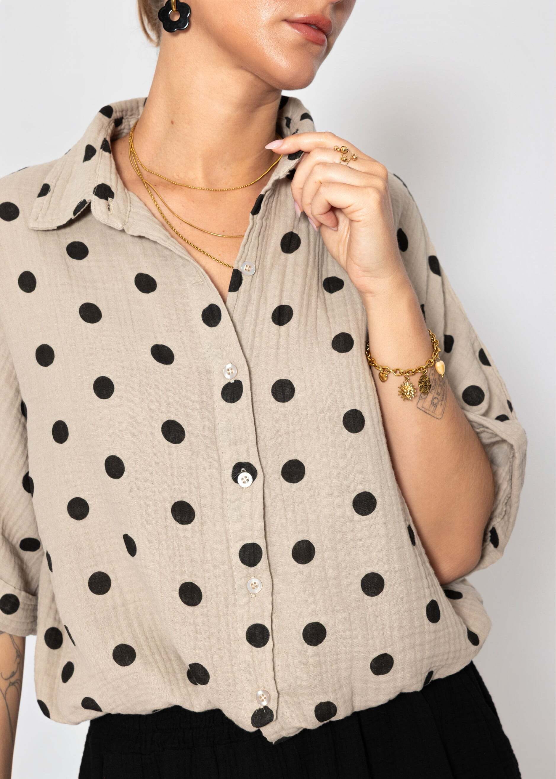 SASSYCLASSY Blusentop »Bluse mit Zugband und Punkten« Leichte Baumwollbluse mit halblangen Ärmeln und Hemdkragen Taupe