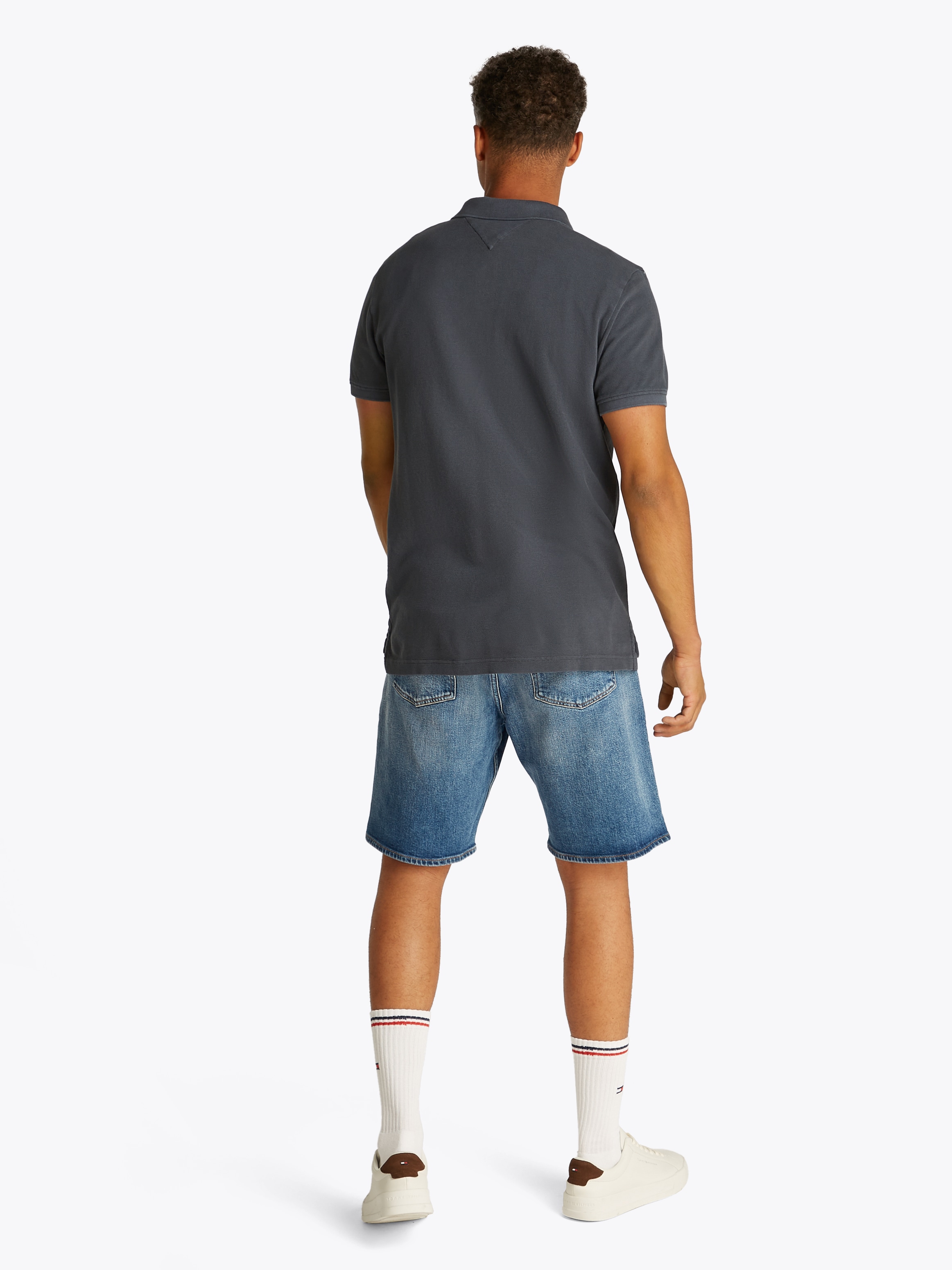 Tommy Jeans Poloshirt »TJM SLIM ESSENTIAL GD POLO SS«, mit Logostickerei
