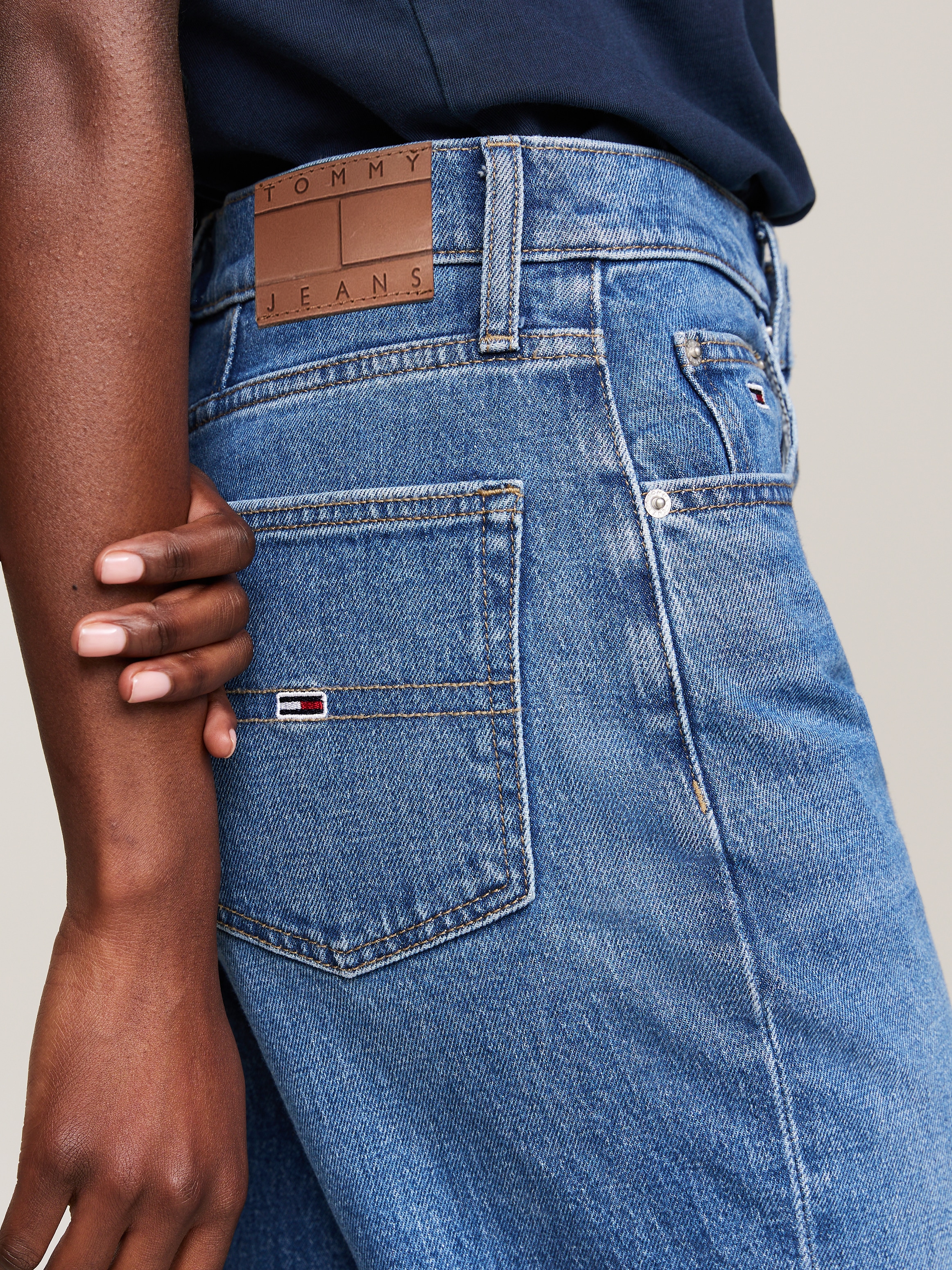 Tommy Jeans Tapered-fit-Jeans »High waist - Mom-Jeans Tapered«, Im 5-Pocket-Style und leicht ausgewaschen