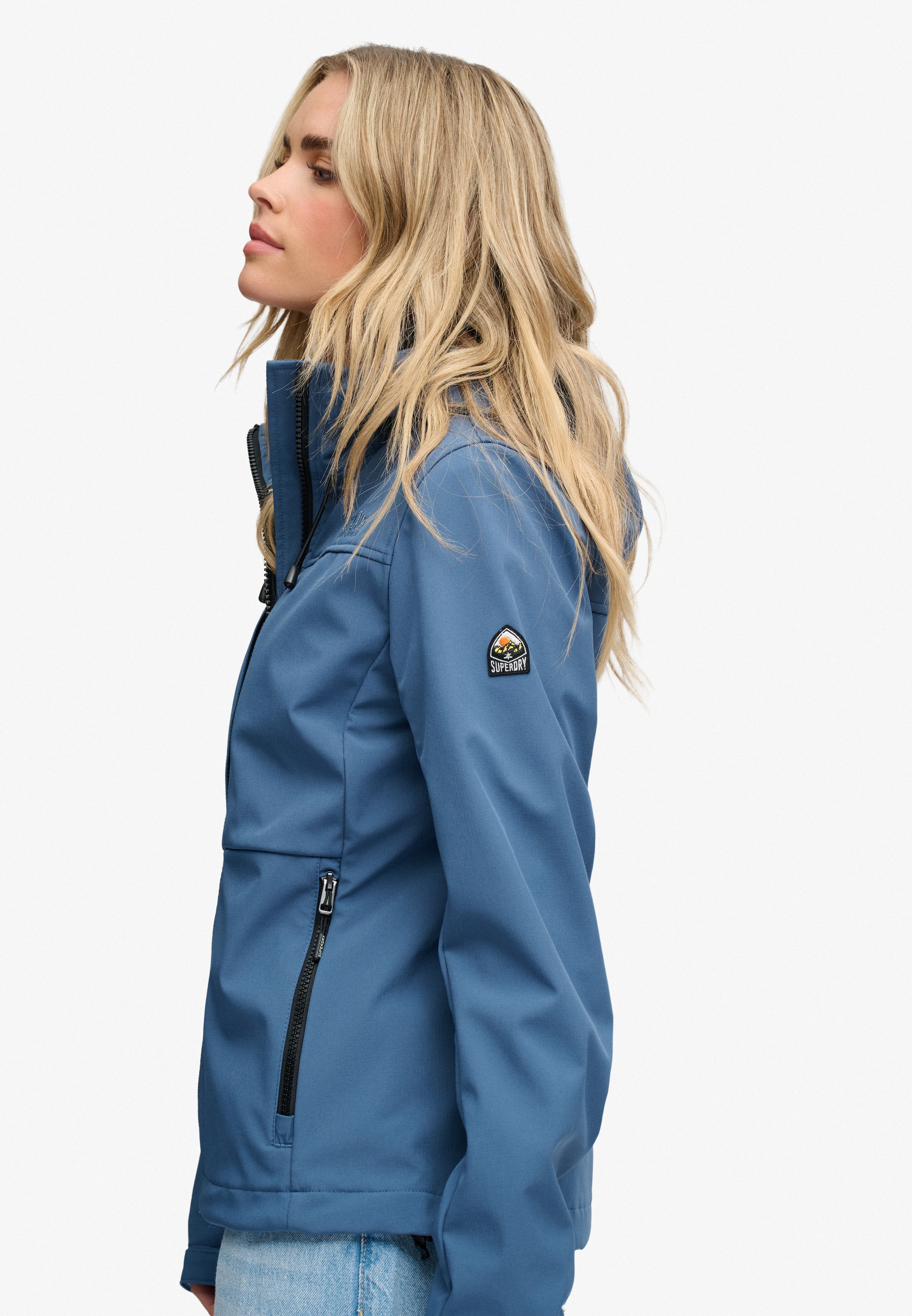 Superdry Outdoorjacke »HOODED CLASSIC TREKKER JACKET« mit Kapuze mit Materialmix aus Polyester und Elasthan, Slim Fit