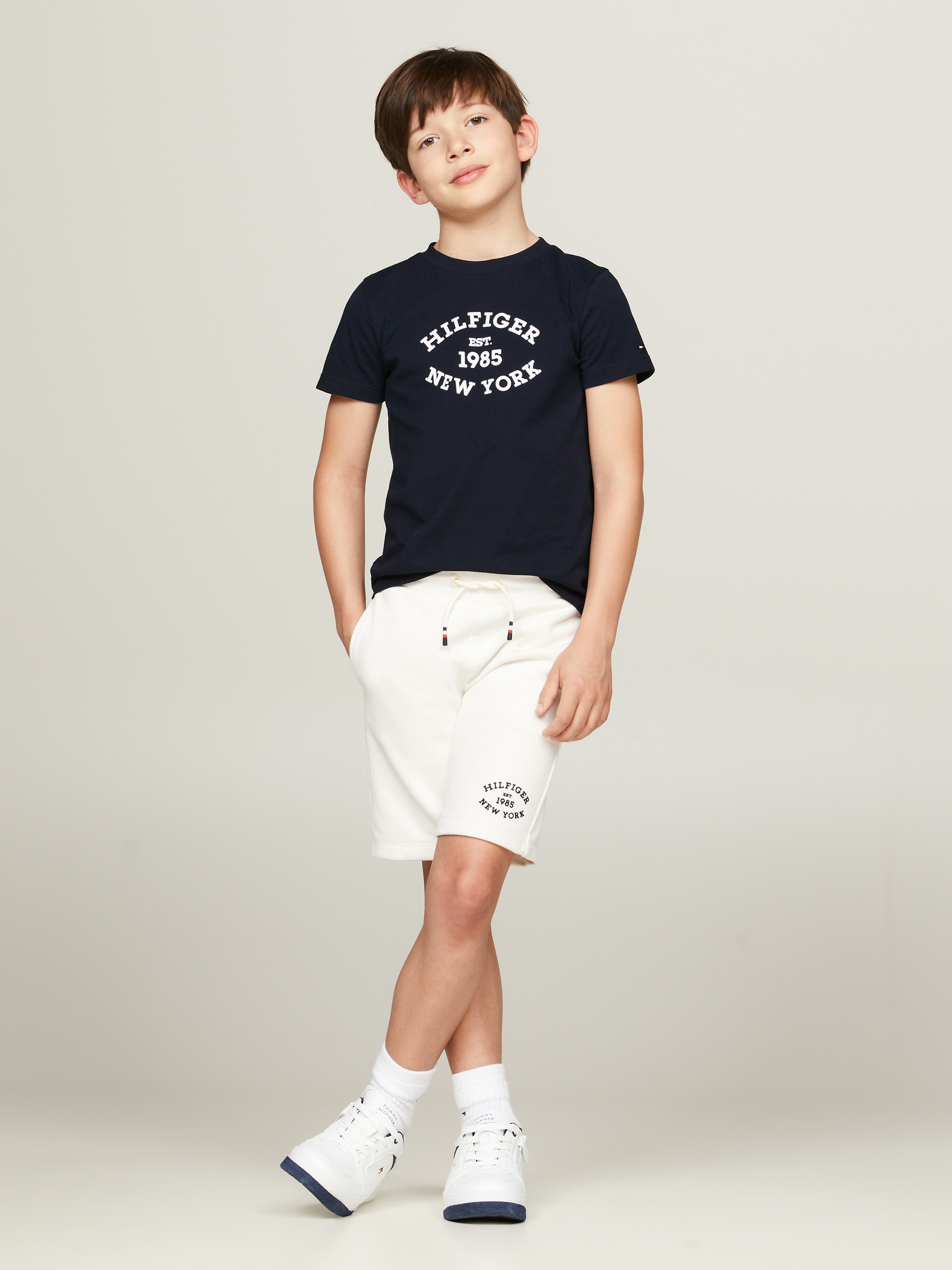 Tommy Hilfiger Rundhalsshirt »MONOTYPE FLOCK REGULAR TEE SS«, mit Frontprint, Rundhlas, Kurzarm