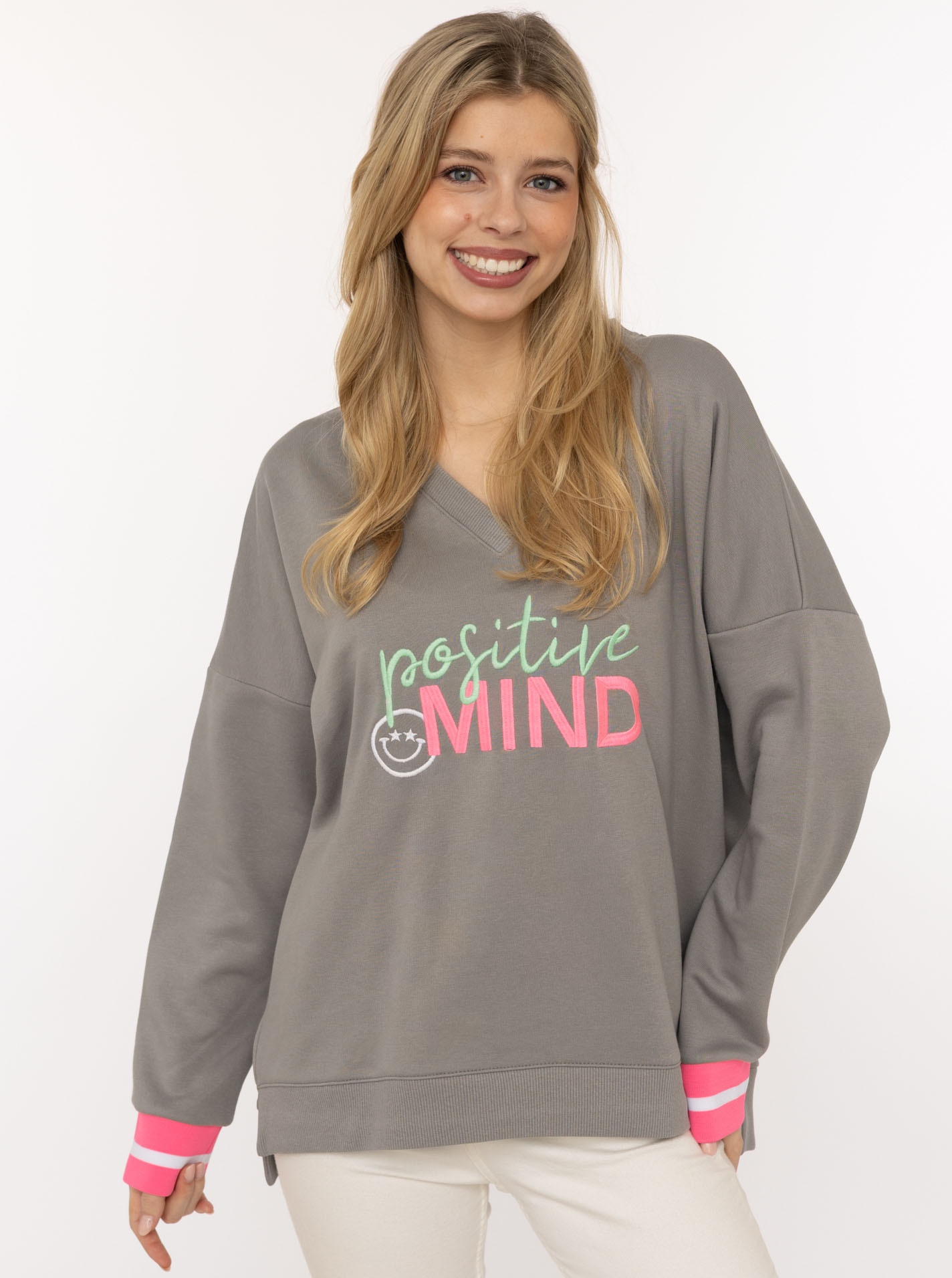 Zwillingsherz Hoodie »"Positive Mind"«, neonfarbenen Bündchen, V-Ausschnitt, Seitenschlitze, Langarm
