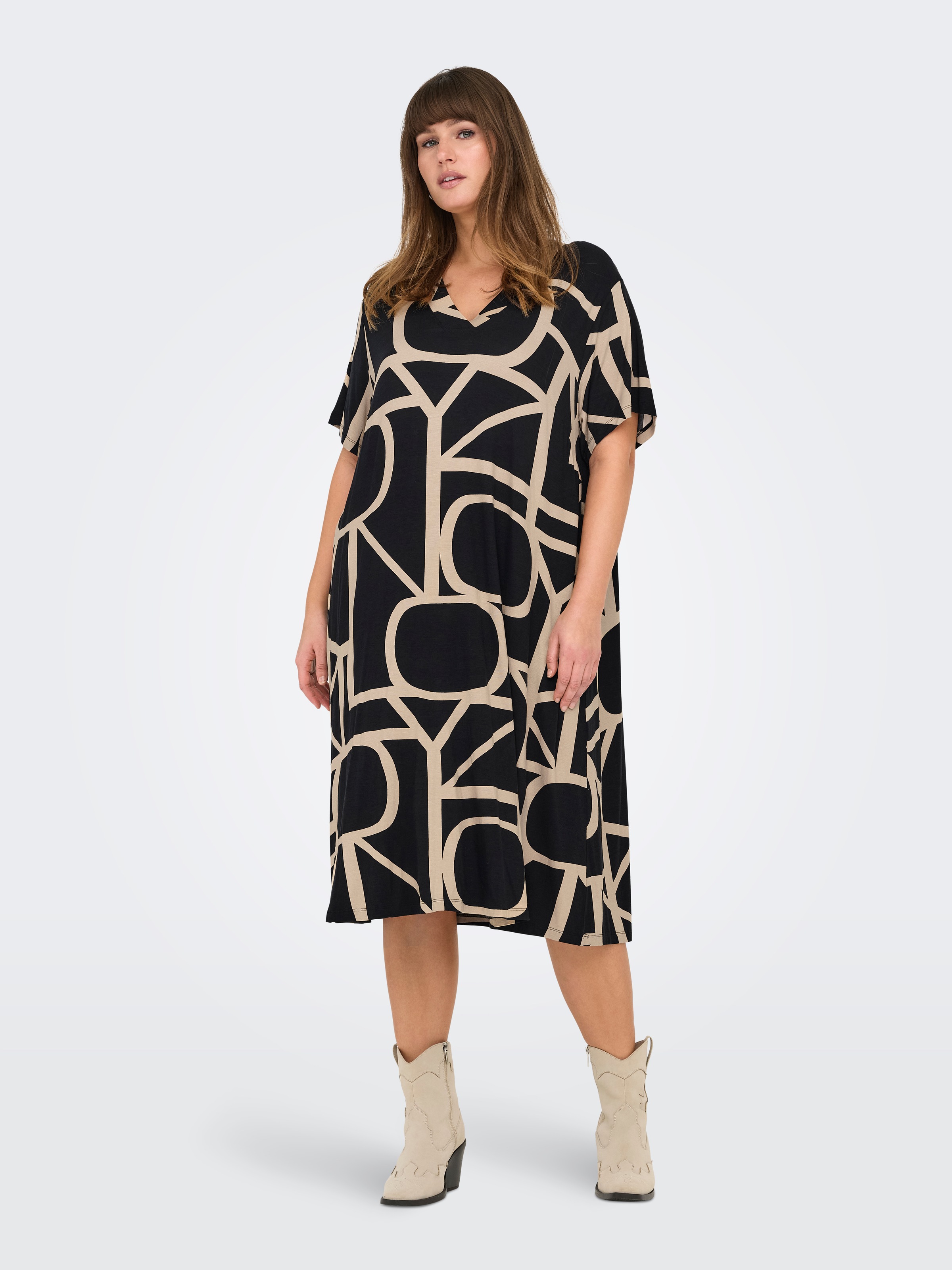 ONLY CARMAKOMA Shirtkleid »CARFYRLA LIFE S/S V-NCK BLK AOP DRE NOOS«