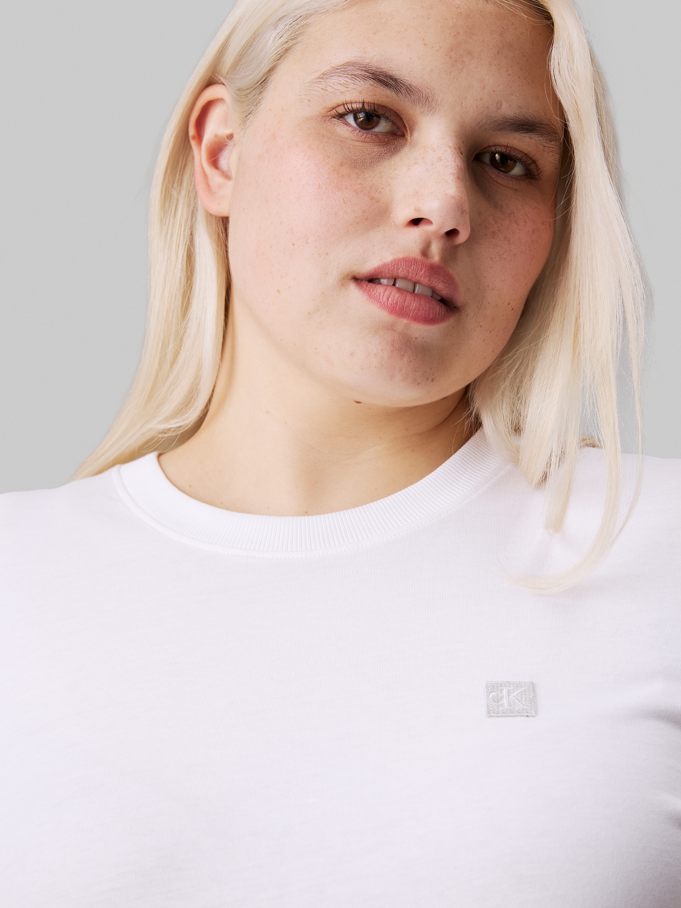 Calvin Klein Jeans Plus T-Shirt »PLUS CK EMBRO BADGE REGULAR TEE«, in Großen Größen und Markenlabel