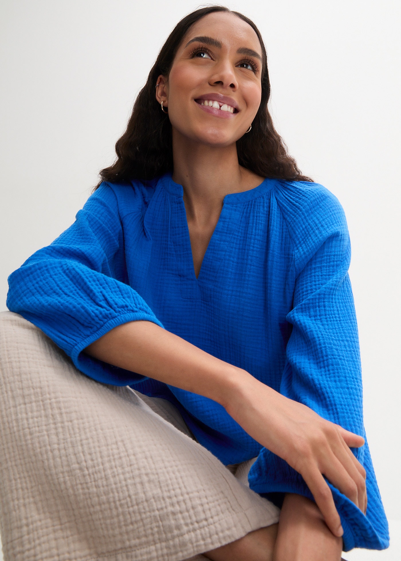 bonprix Shirtbluse »Oversize-Bluse aus Musselin« Oversize-Passform, mit V-Ausschnitt, aus Baumwolle, 3/4-Ärmeln