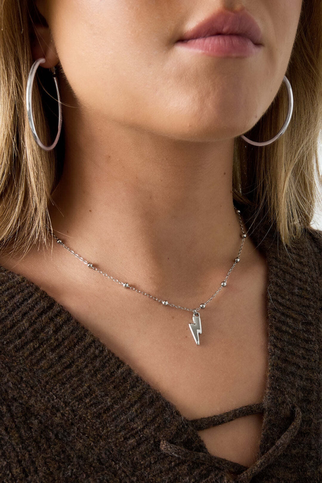 Adelia´s Kette mit Anhänger »Halskette mit Blitz-Anhänger und Kugeldetails aus Edelstahl 40 cm + 5 cm« Dieser modische Modeschmuck zeichnet sich durch den sichtbaren Blitz-Anhänger und die Kugeldetails aus