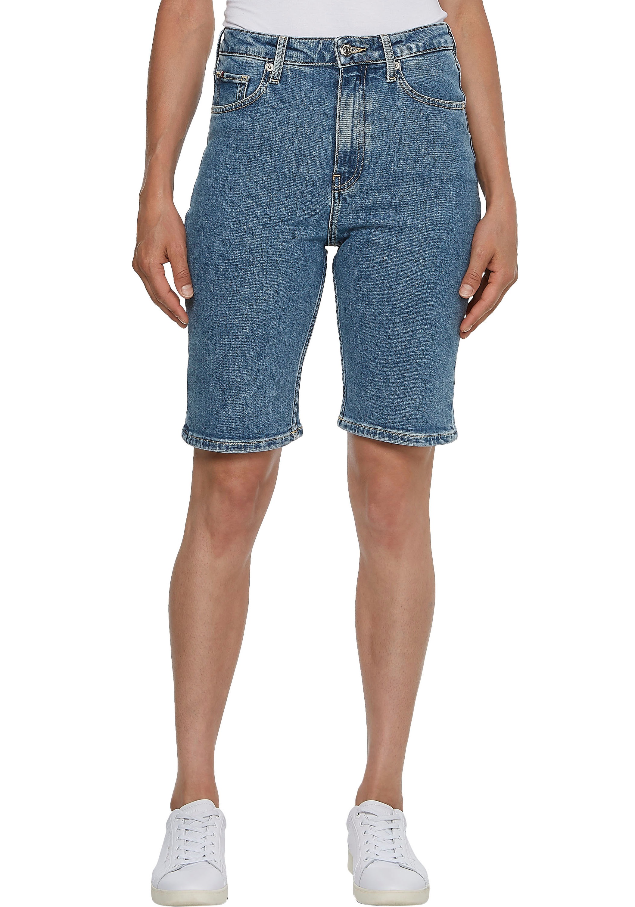 Tommy Hilfiger Shorts »DNM CLASSIC STRAIGHT SHORT AURA«, mit Tommy Hilfiger Flag
