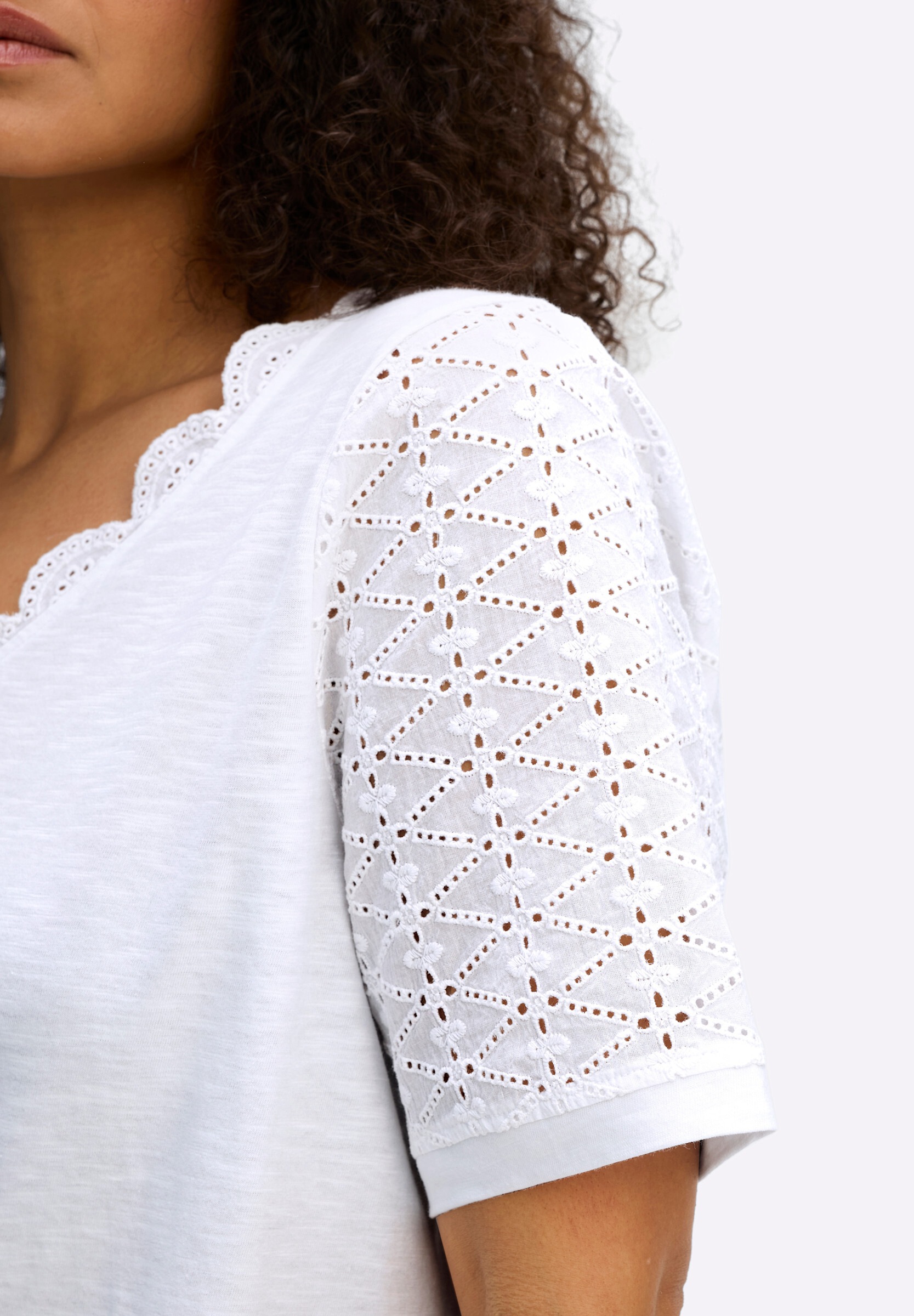 sheego by Joe Browns T-Shirt »Shirt V-Shirt mit Lochstickereien und Muschelsaumkante«