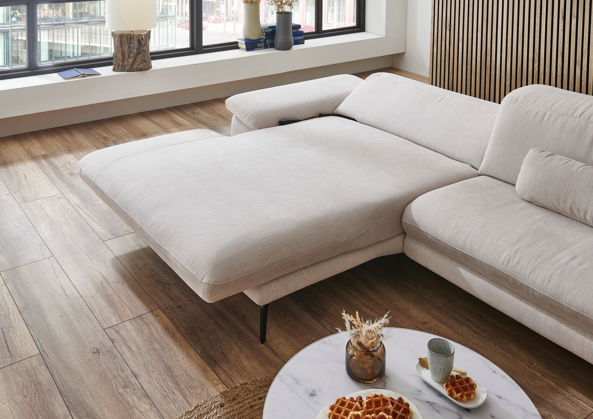 Die PlanBar Ecksofa »MP-IN22025 L-Form«, mit Kopfteilverstellung, wahlweise mit motorischem Canape