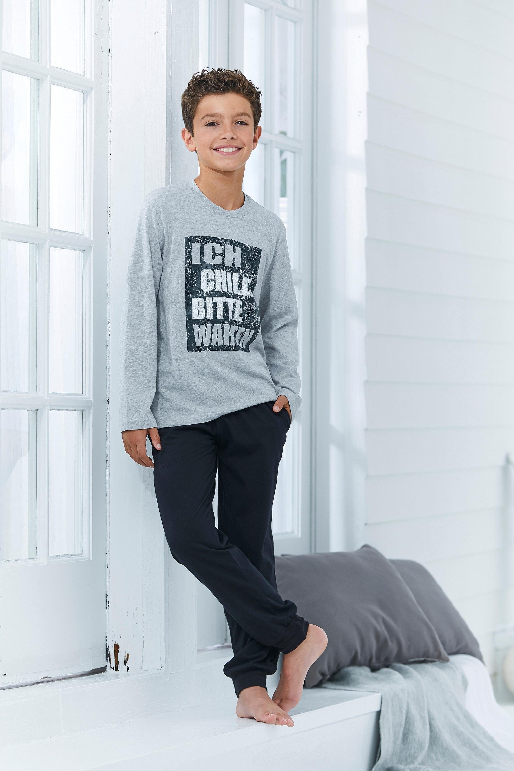 AUTHENTIC LE JOGGER Pyjama, (2 tlg., 1 Stück), Schlafanzug mit Spruch "Ich chille bitte warten"