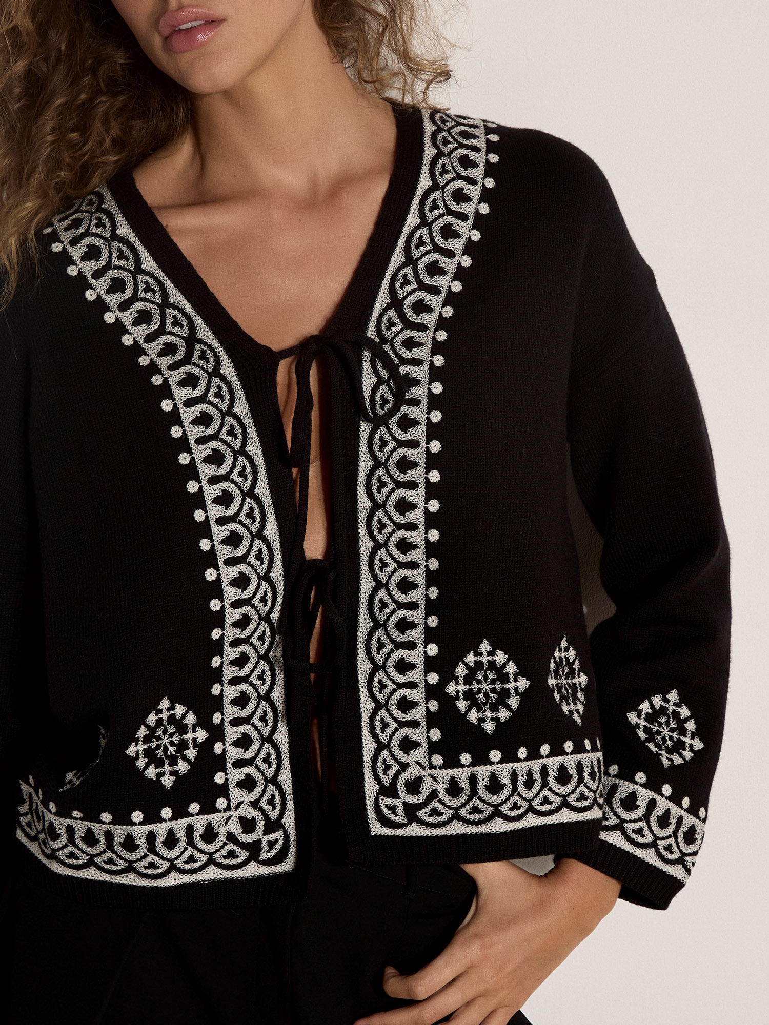 Apricot Cardigan »Strickjacke mit Stickerei« mit Bindeband vorne