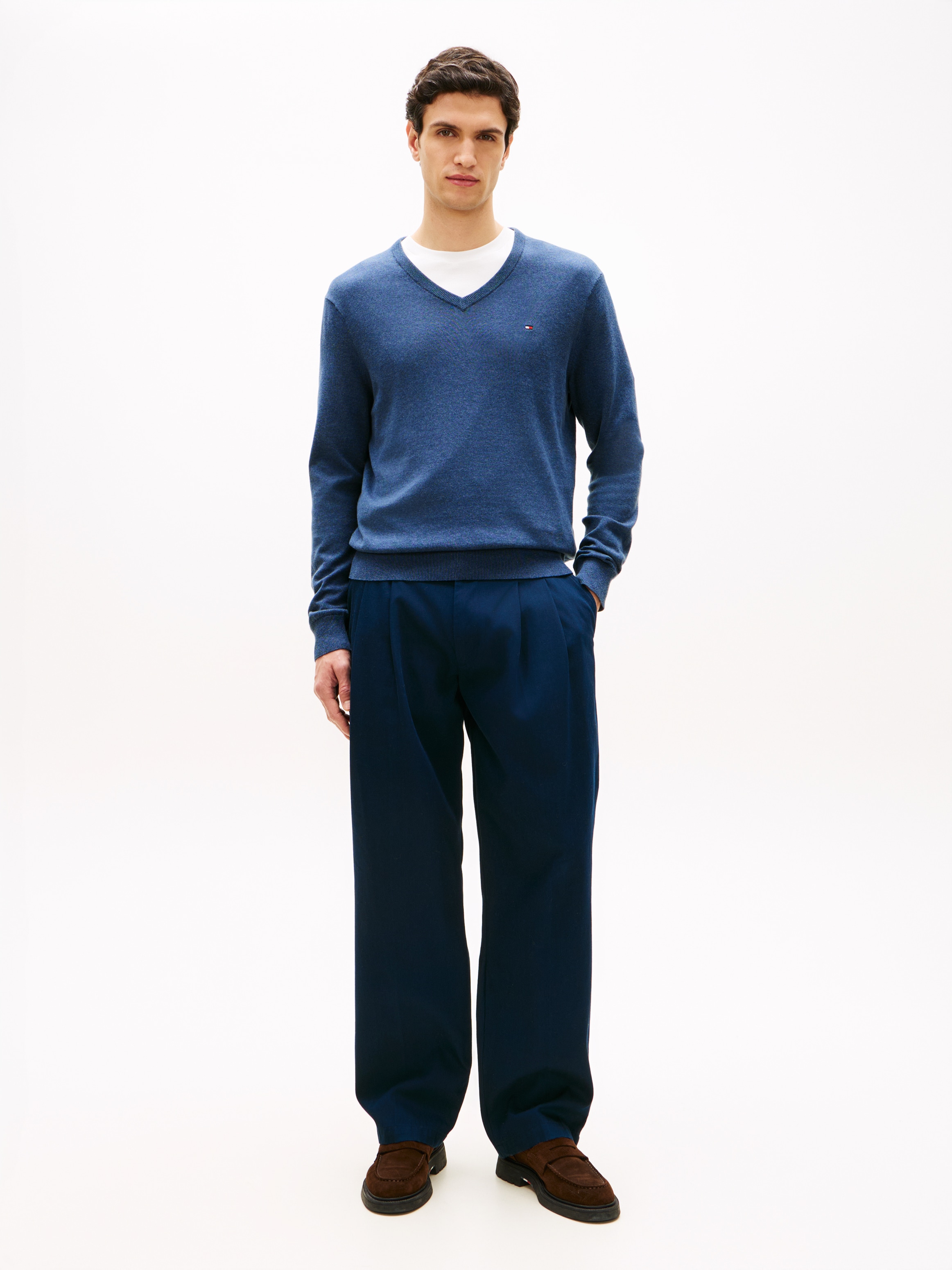 Tommy Hilfiger Strickpullover »ESSENTIAL COTTON V NECK mit V-Ausschnitt und Stickerei« unifarben, casual, regular fit, Baumwolle, V-Ausschnitt