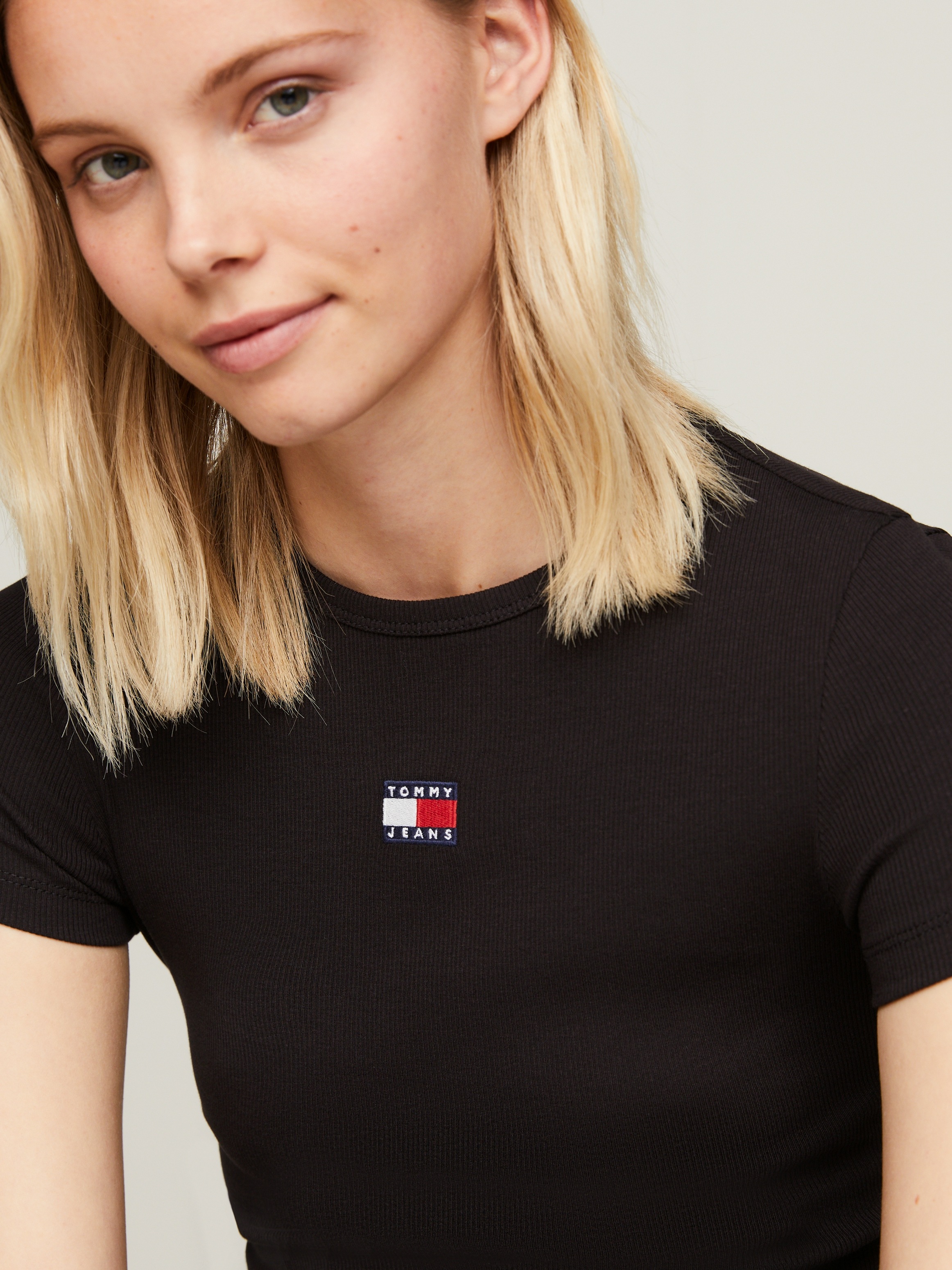 Tommy Jeans T-Shirt »TJW SLIM BADGE RIB TEE«, in Rippoptik